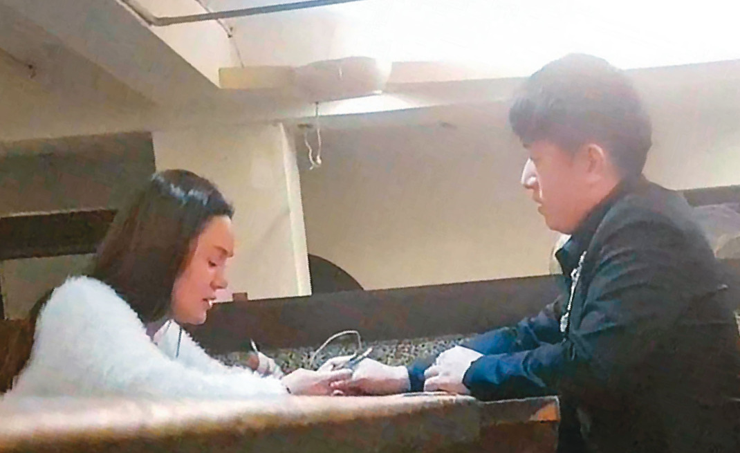 亞欣醫美負責人謝秉峻（右）遭妻子指控，2人還未離婚，他就和歌星林娜（左）舉止曖昧，在公共場合牽手。（讀者提供）