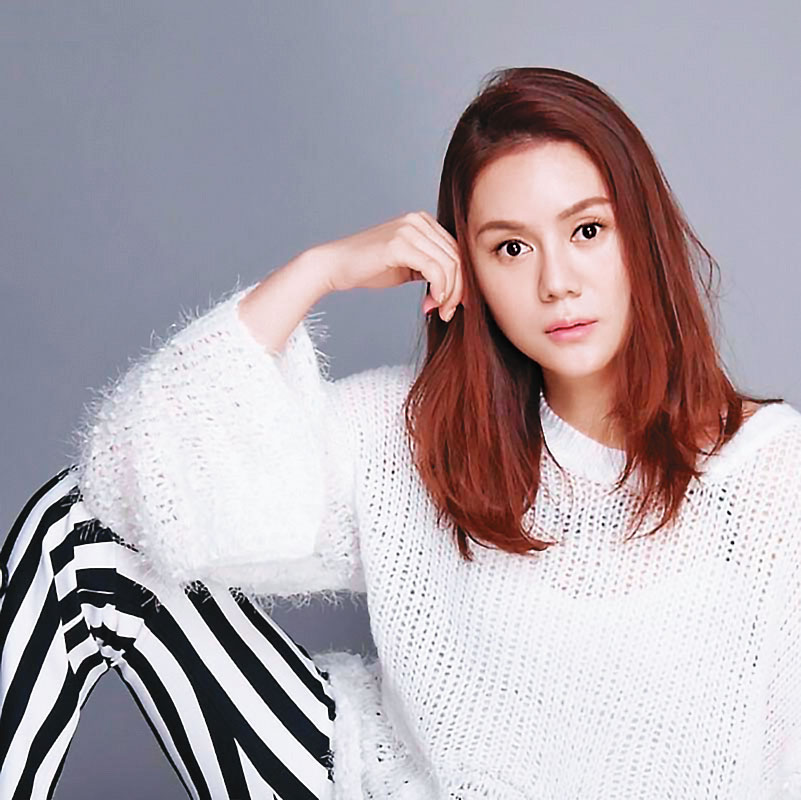 亞欣醫美負責人謝秉峻遭妻子指控,2人還未離婚,他就和歌星林娜(圖)舉止曖昧,在公共場合牽手。(翻攝自臉書)