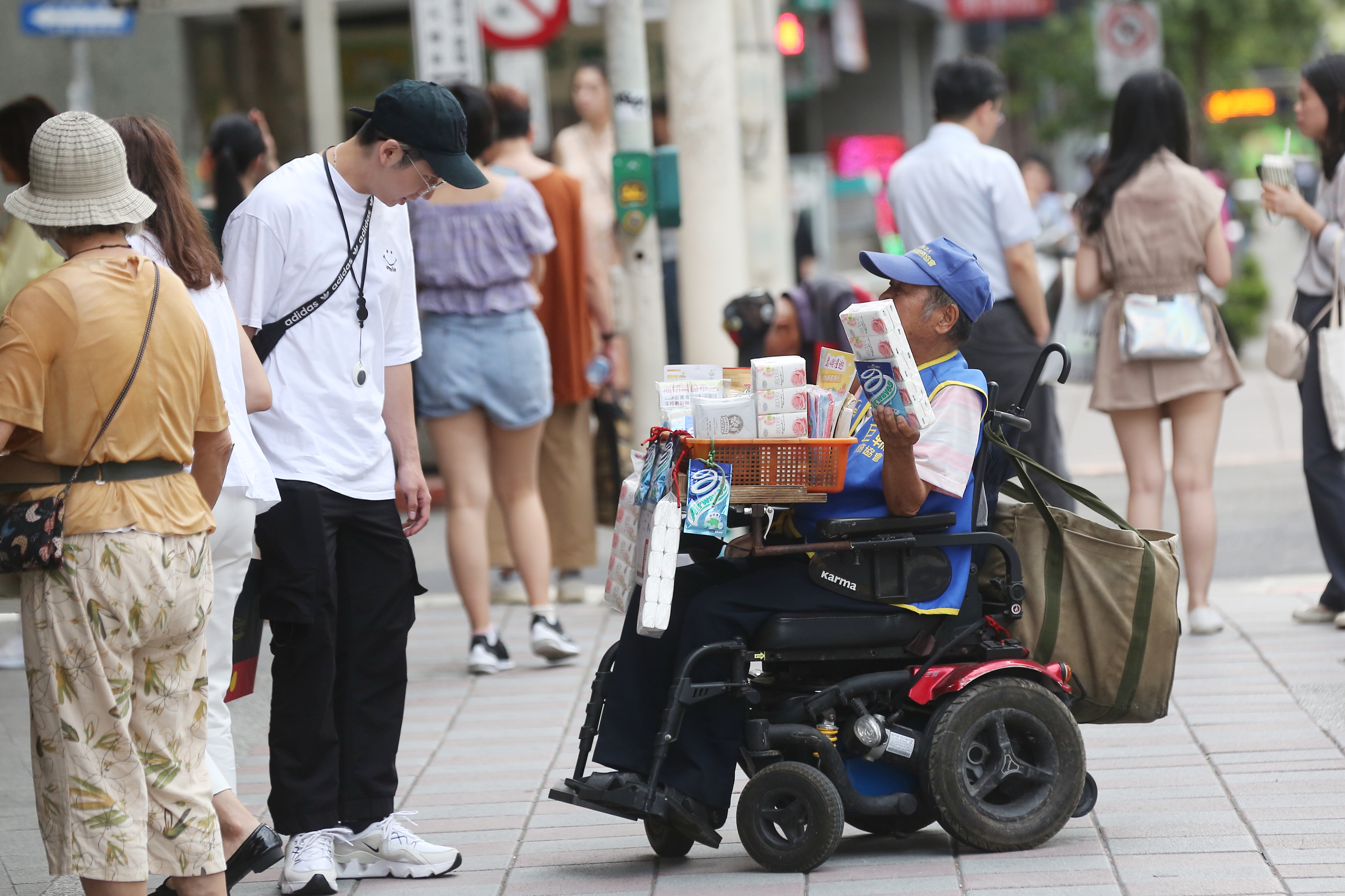 118.6萬個身障家庭，沒人為他們撐起保險傘。