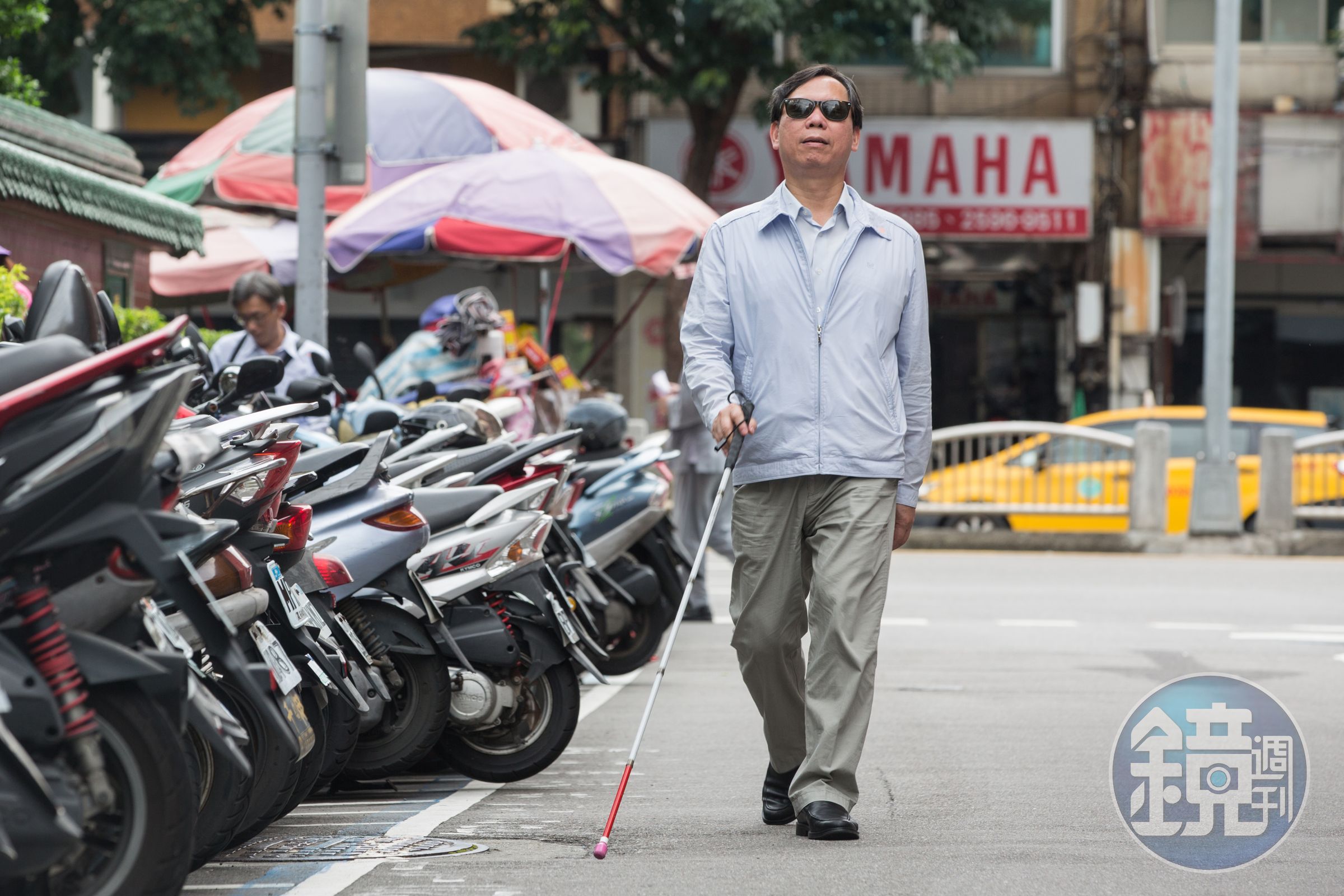 台灣公益聯盟理事長鄭龍水是視障者，被拒保逾10次。