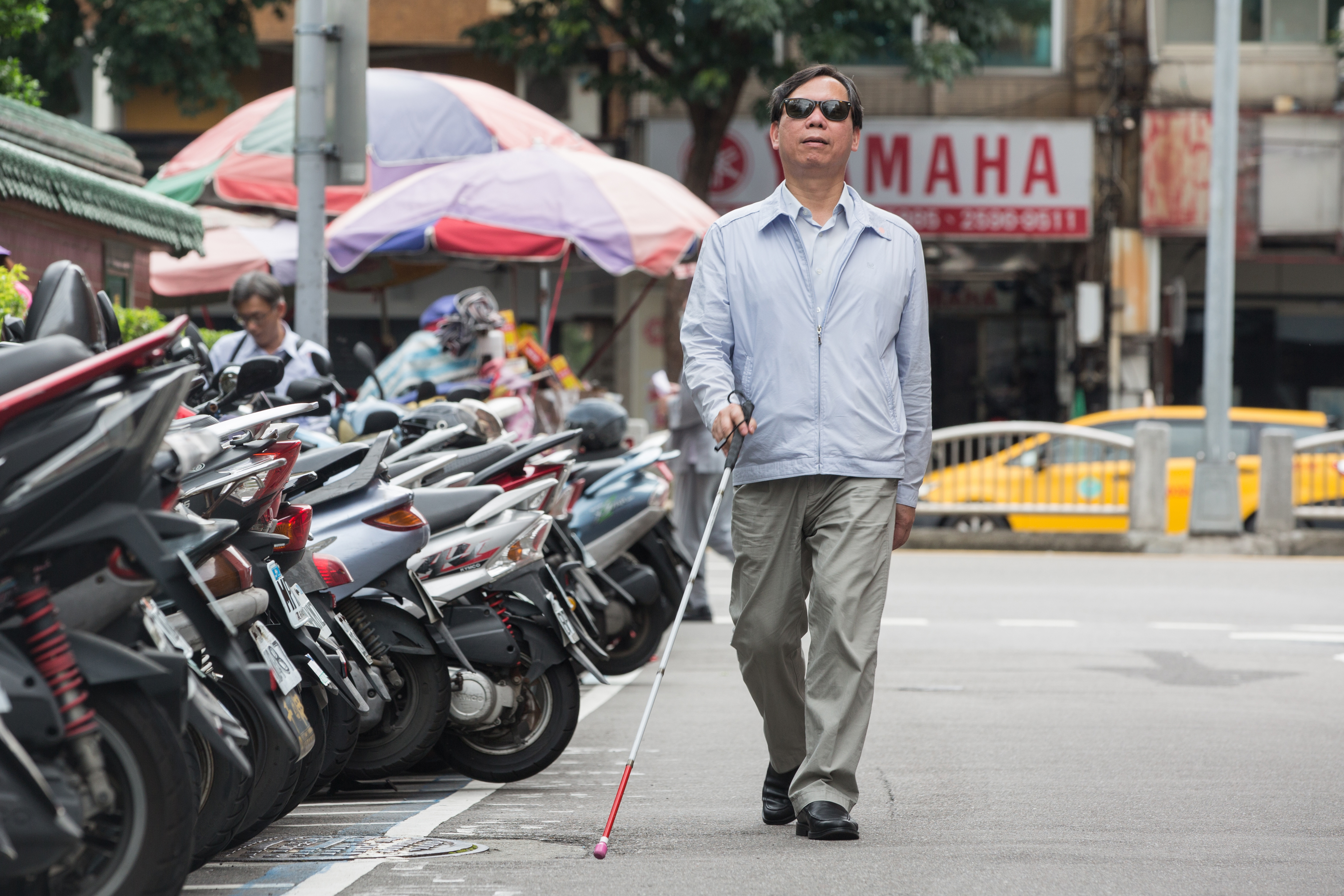 台灣公益聯盟理事長鄭龍水是視障者，被拒保逾10次。