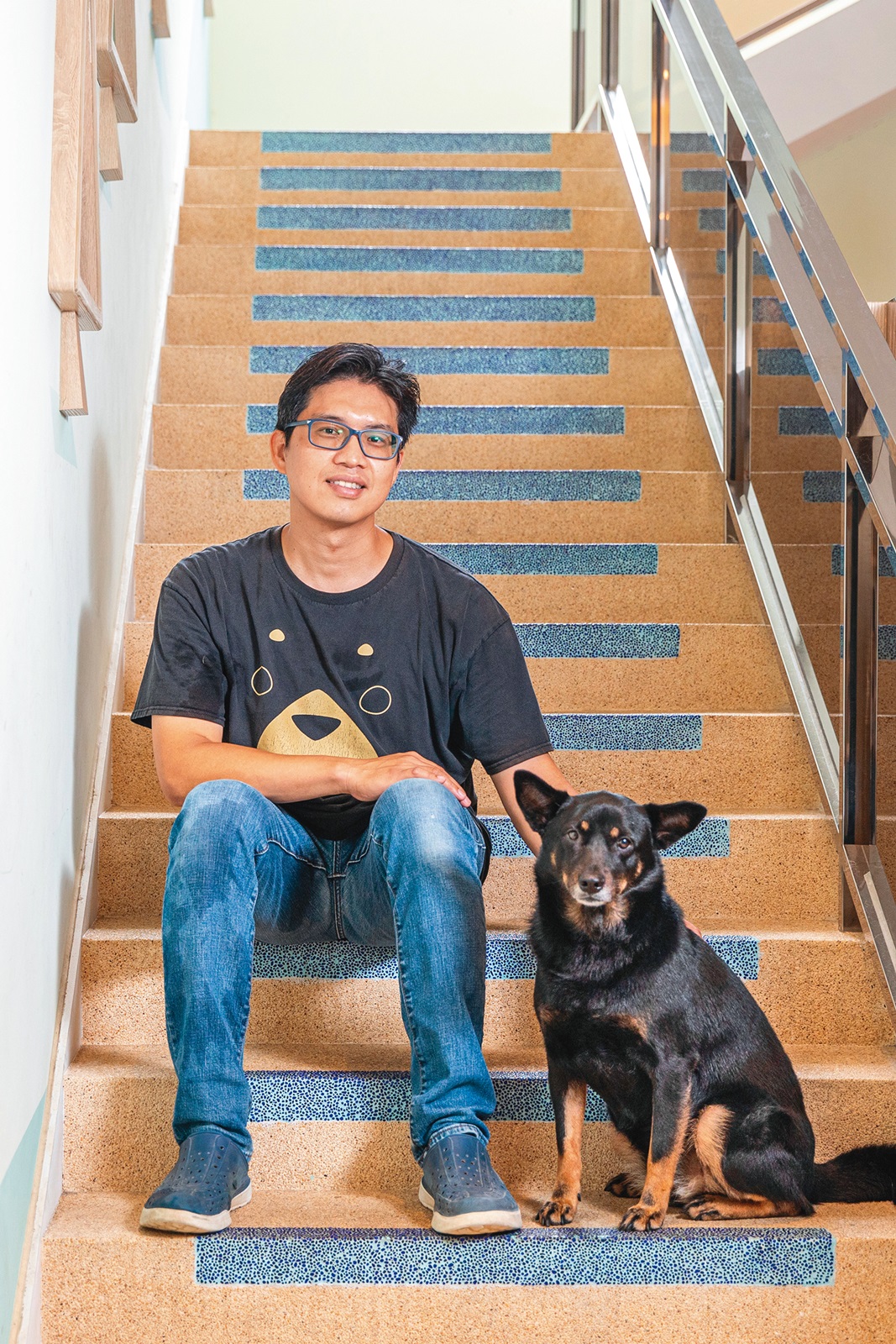 賴家弘因為收養了愛犬小乖，因而產生經營寵物餐廳的想法。