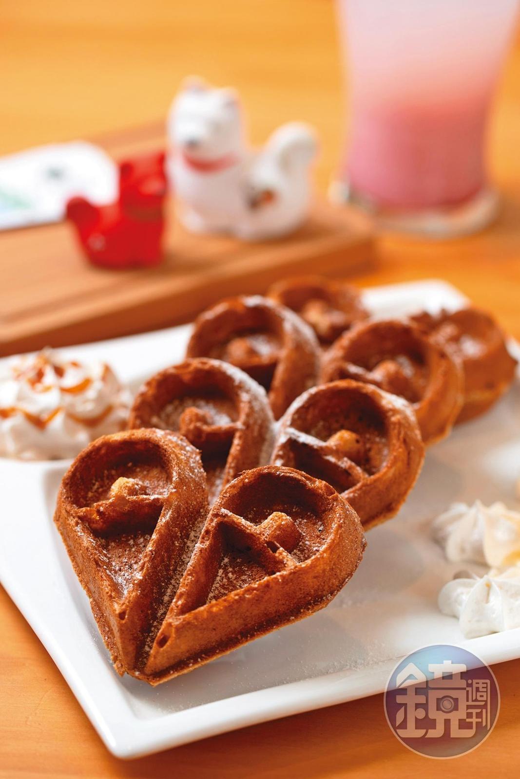 現點現做的「華麗冰淇淋鬆餅」，外鬆內軟的口感，適合下午茶食用。（250元／份）