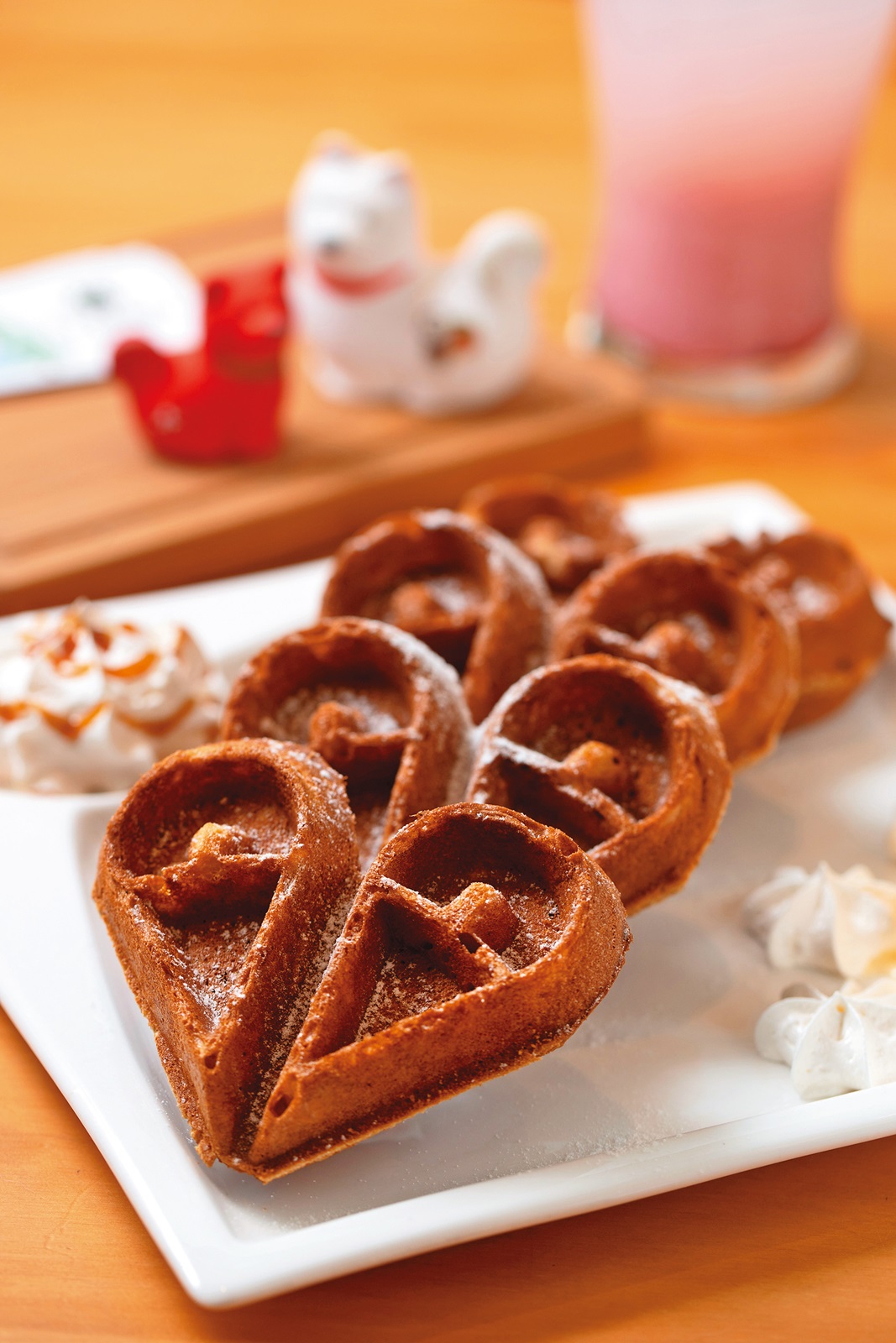 現點現做的「華麗冰淇淋鬆餅」，外鬆內軟的口感，適合下午茶食用。（250元／份）