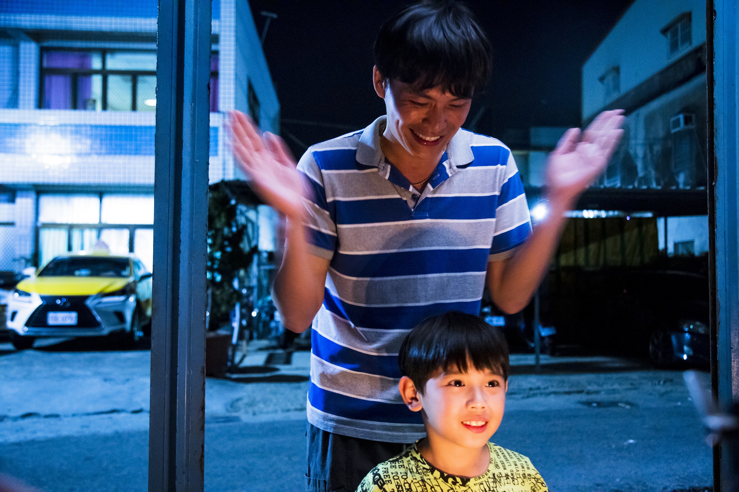 《無主之子》黃鐙輝開心替兒子慶生。（民視提供）