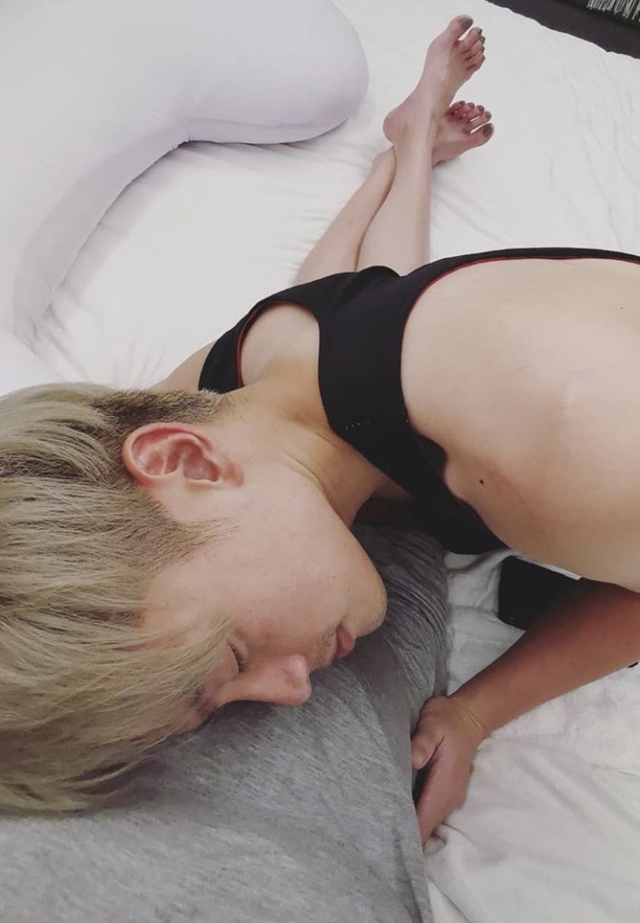 正忙著拍戲的許孟哲對女兒喊話,千萬別在爸爸忙的時候誕生。(翻攝自趙孟姿IG)