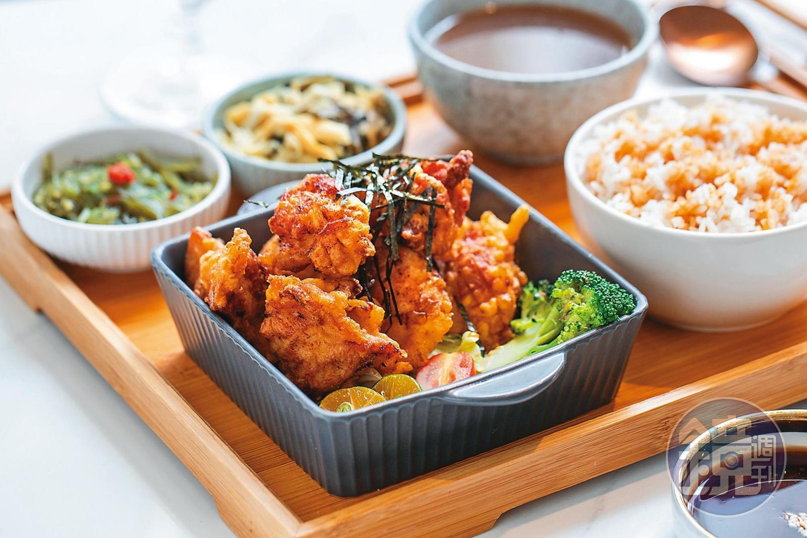 給主人吃的「柚香炸雞定食」，醃製後的雞肉口感鮮嫩多汁，搭配自製小菜，十分超值。（240元／份）