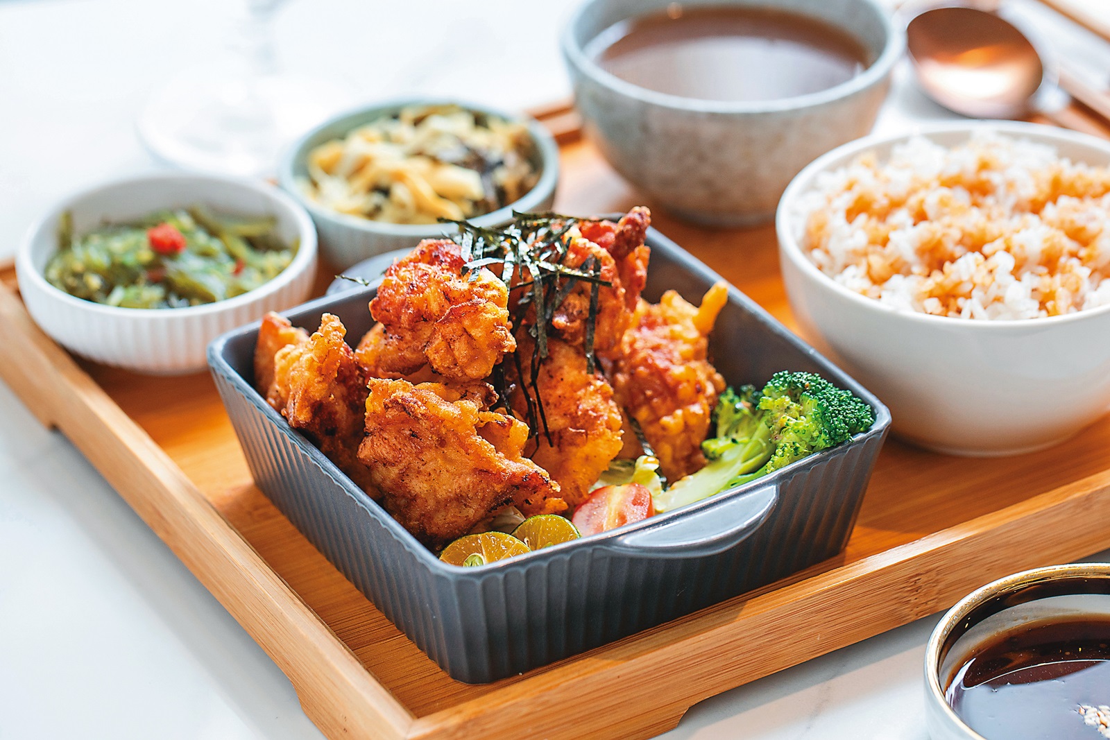 給主人吃的「柚香炸雞定食」，醃製後的雞肉口感鮮嫩多汁，搭配自製小菜，十分超值。（240元／份）