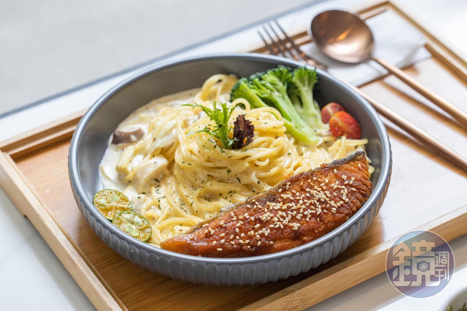 現點現做的「香煎鮭魚義大利麵」，醬汁清爽、麵條彈Q。（260元／份）