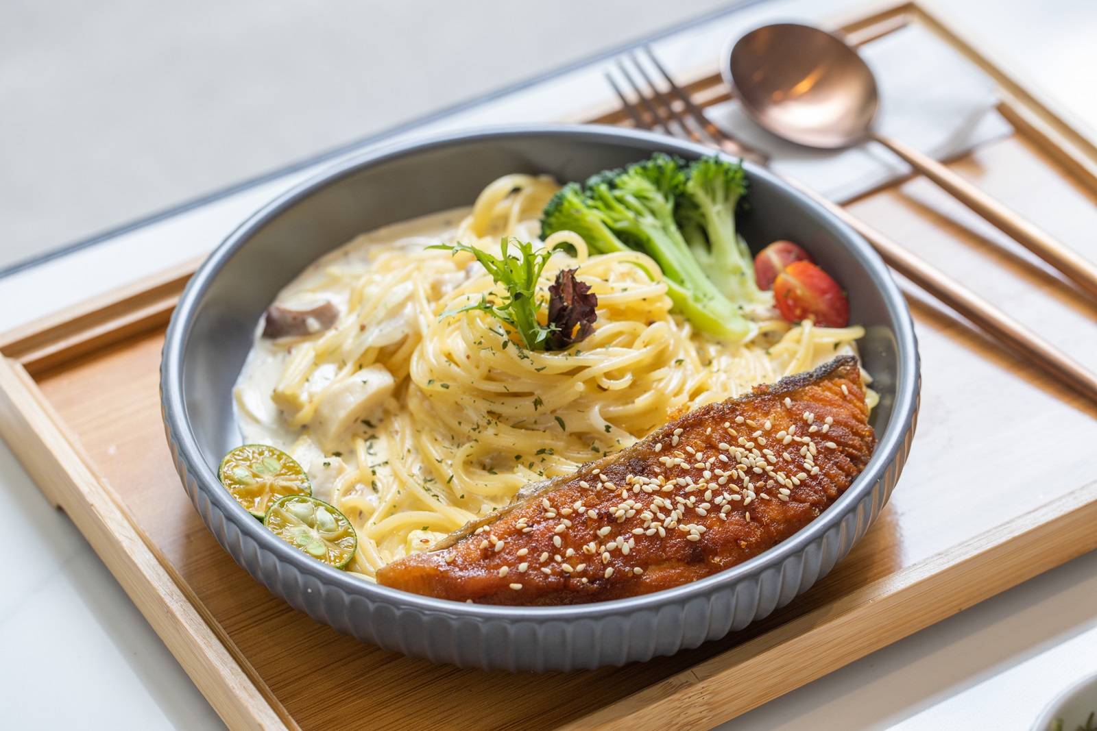 現點現做的「香煎鮭魚義大利麵」，醬汁清爽、麵條彈Q。（260元／份）