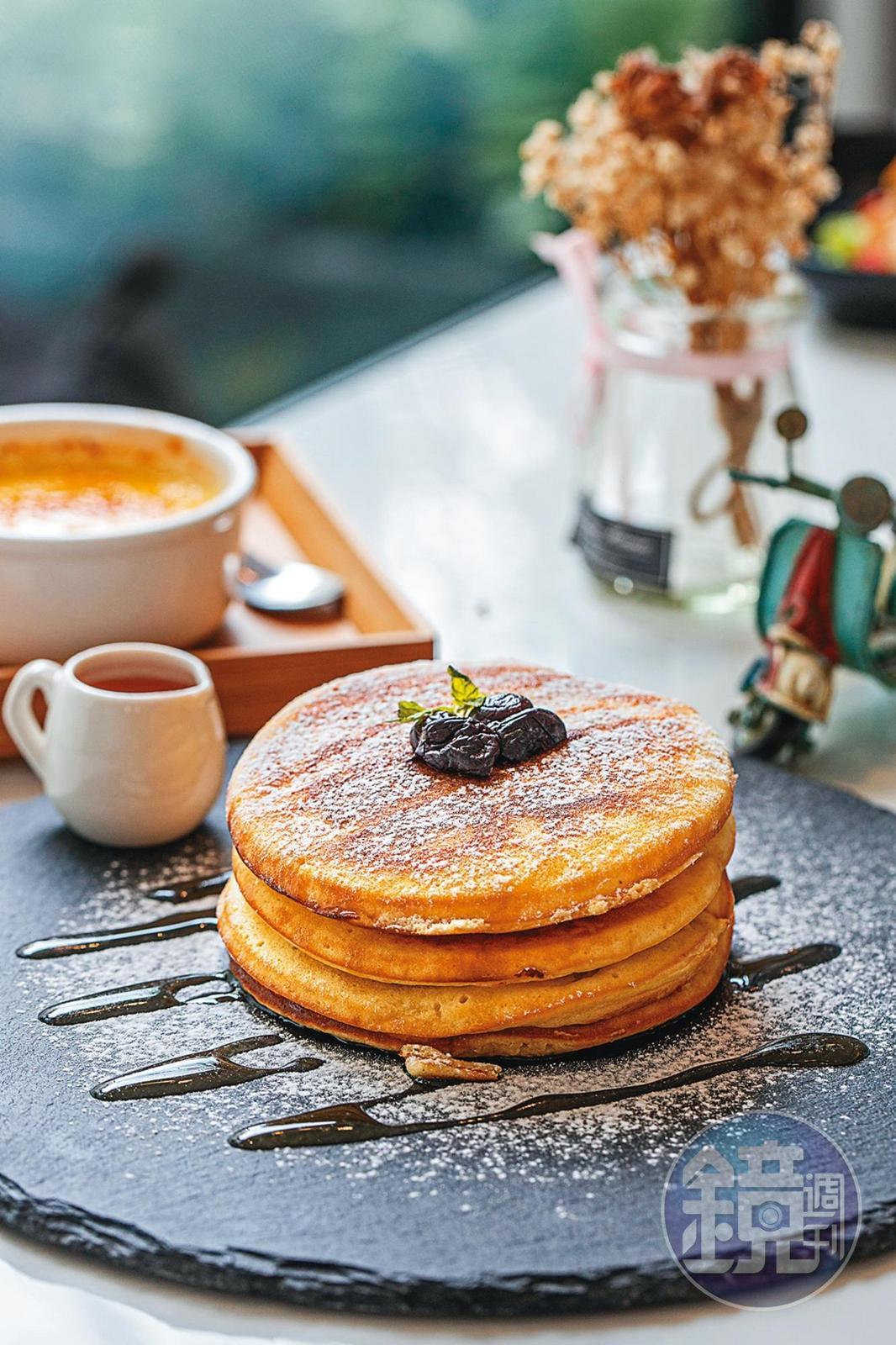 甜點「鬆餅」的滋味鬆軟，蛋香滿溢口鼻之間。（150元／份）