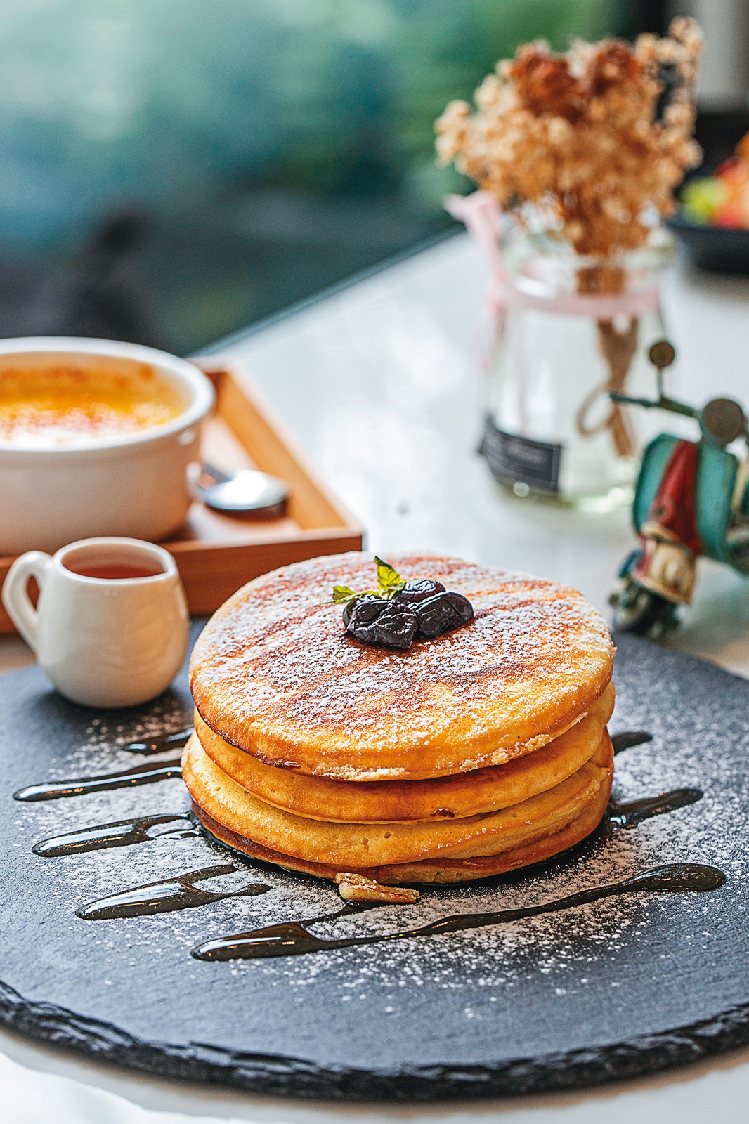 甜點「鬆餅」的滋味鬆軟，蛋香滿溢口鼻之間。（150元／份）