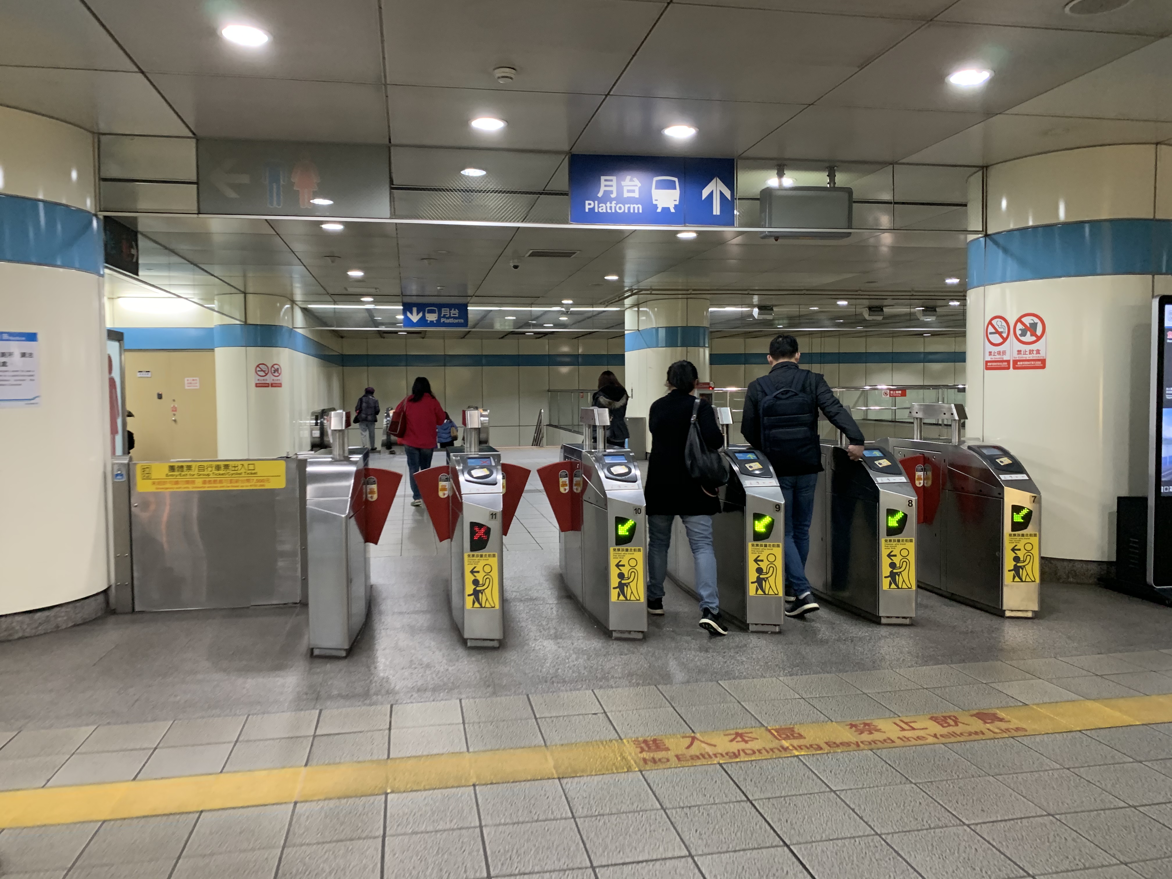 有民眾使用1280定期票的搭乘費用超過3,000元，甚至還有人搭到1萬元，台北市長柯文哲懷疑「應該是有人利用捷運在做快遞」。（讀者提供）