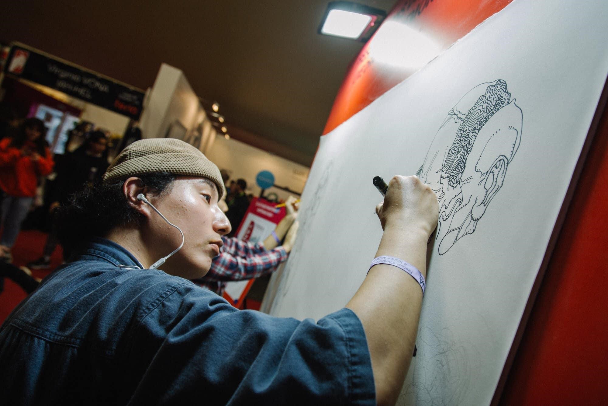 香港漫畫家柳廣成近日將在台灣出版新書《被消失的香港》。圖為今年1月他在安古蘭漫畫節現場創作。（翻攝自柳廣成臉書）