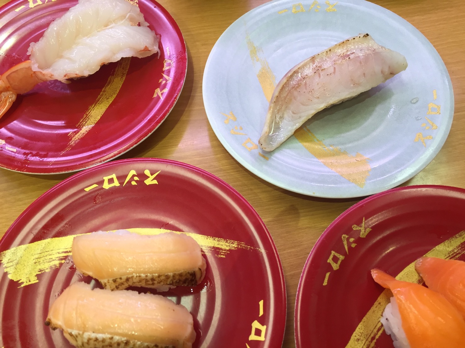 網友爆料在壽司郎看見巨鼠把壽司輸送帶當賽道狂奔,店家消極的處理方式更是讓店內消費者傻眼。 (讀者提供)