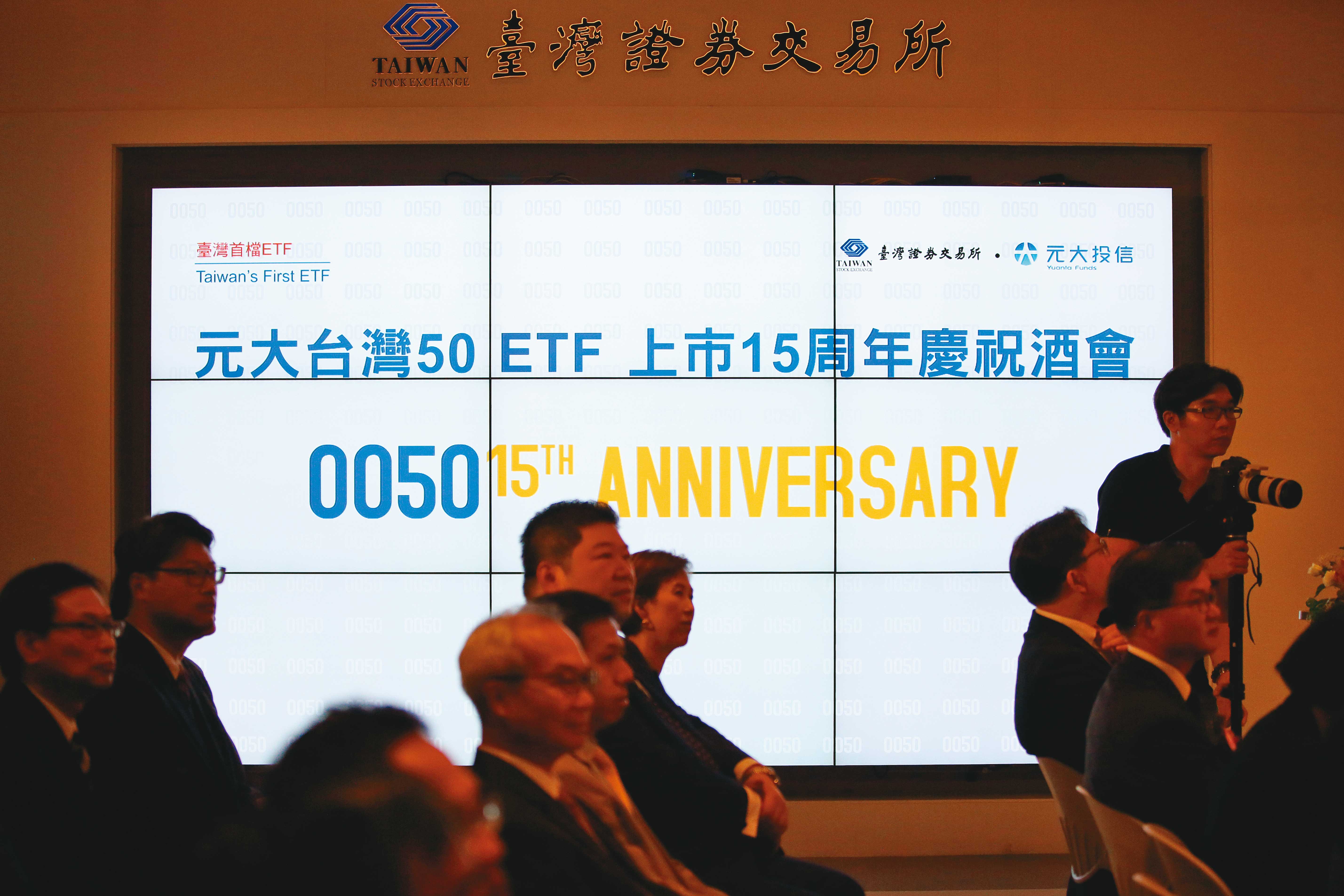 0050與006208都是追蹤台灣50指數的ETF，0050股價雖較高，但與006208漲跌幅一致。