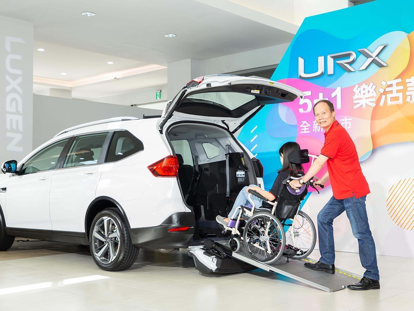 URX 5+1版本新增了伸縮式斜坡板，可供輪椅輕鬆上下車。