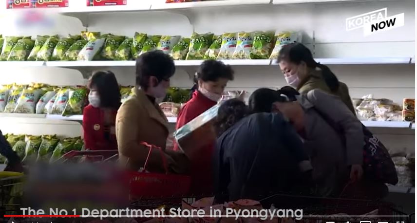 北韓聲稱境內新冠肺炎零病例，並釋出平壤生活一切如常的影片，圖為平壤最受歡迎的百貨公司一景。（畫面擷自KOREA NOW）