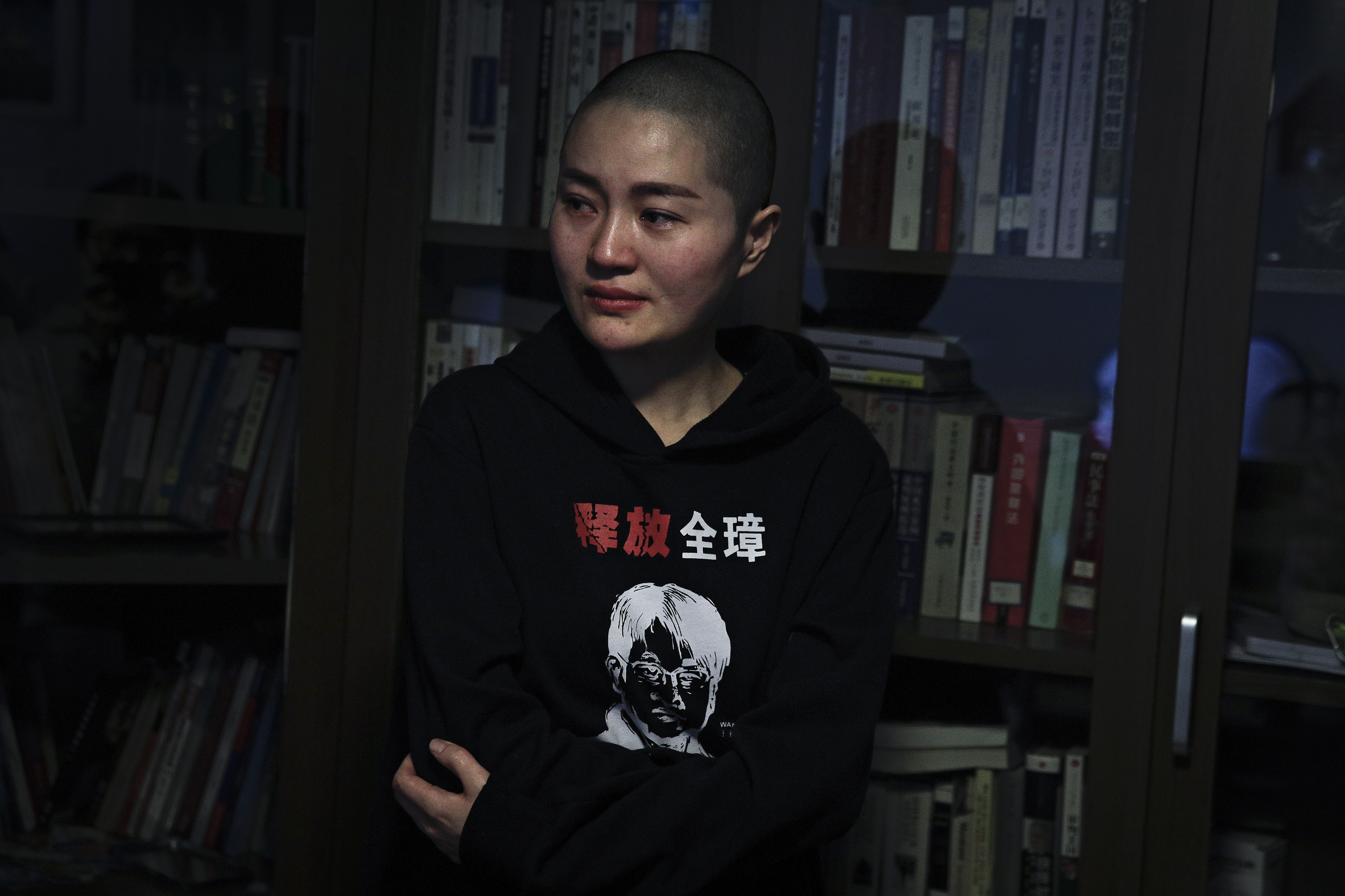 王全璋被抓後,李文足展開救夫行動,引發國際關注。圖為她穿上自行印製的衣服,布面印著丈夫頭像,要求當局釋放王全璋。(達志影像)
