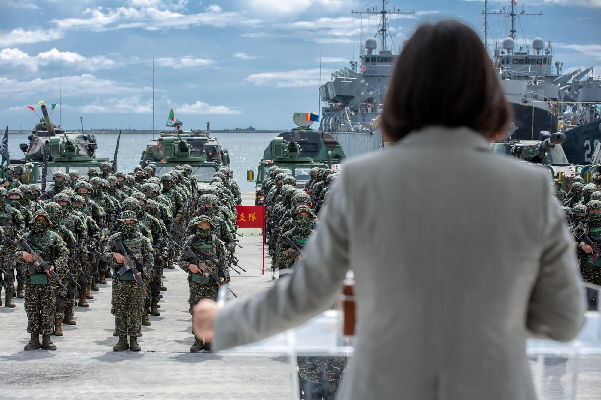 對於海軍陸戰隊2士兵因意外殉職，蔡英文今於臉書po文表示，一定會給傷者最好的照顧、給殉職弟兄家屬最大的協助。（翻攝自蔡英文臉書）