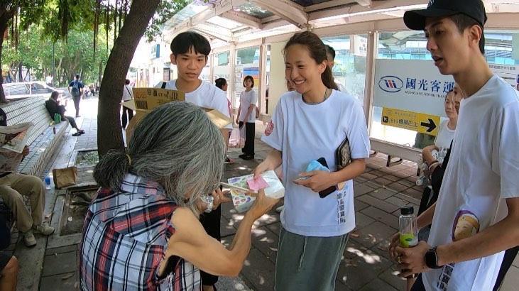 薔薔素顏上街送便當給街友。（薔薔提供）