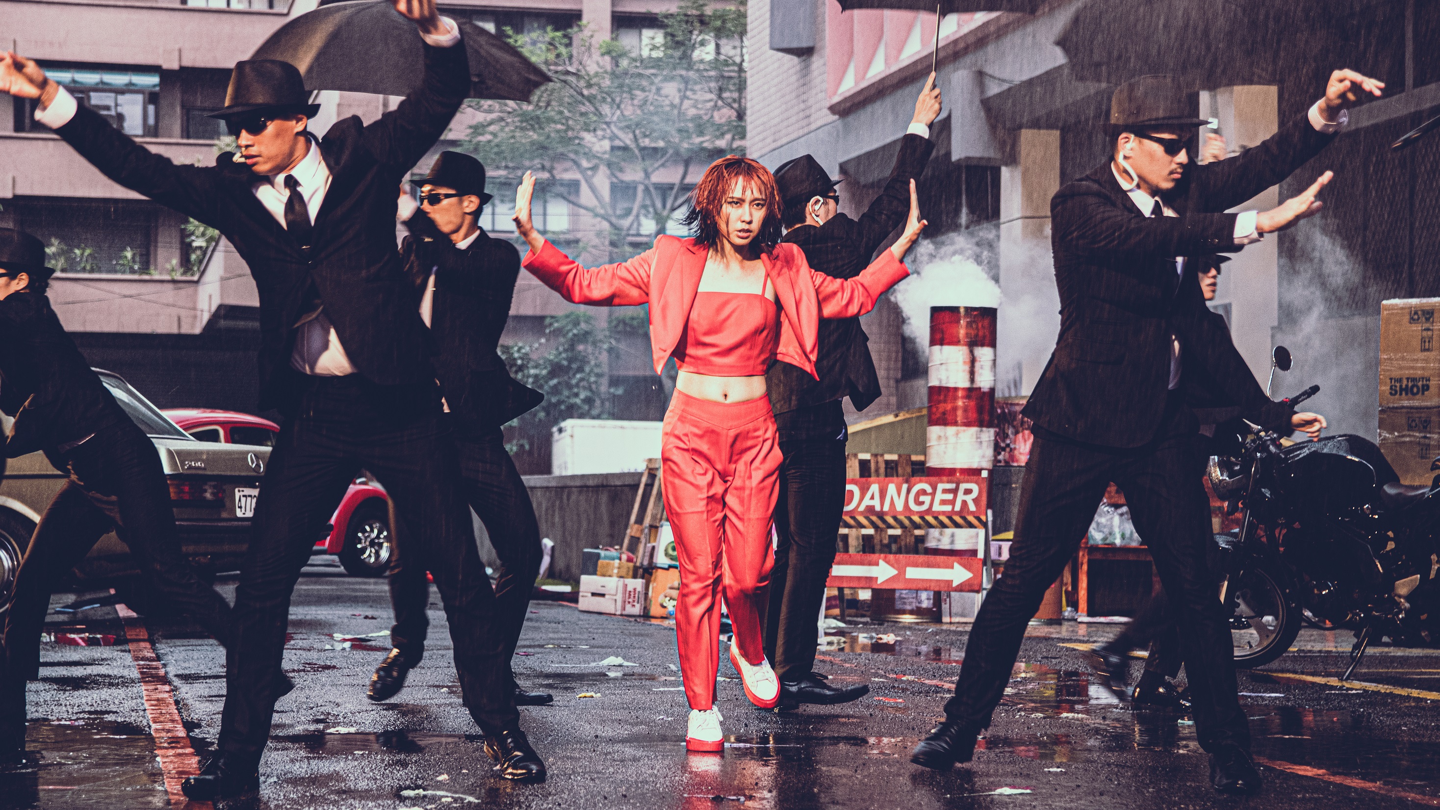 在〈美麗舊世界〉MV中，只要是有李芷婷跳舞畫面，導演皆用灑水車伺候。（唯有音樂提供）