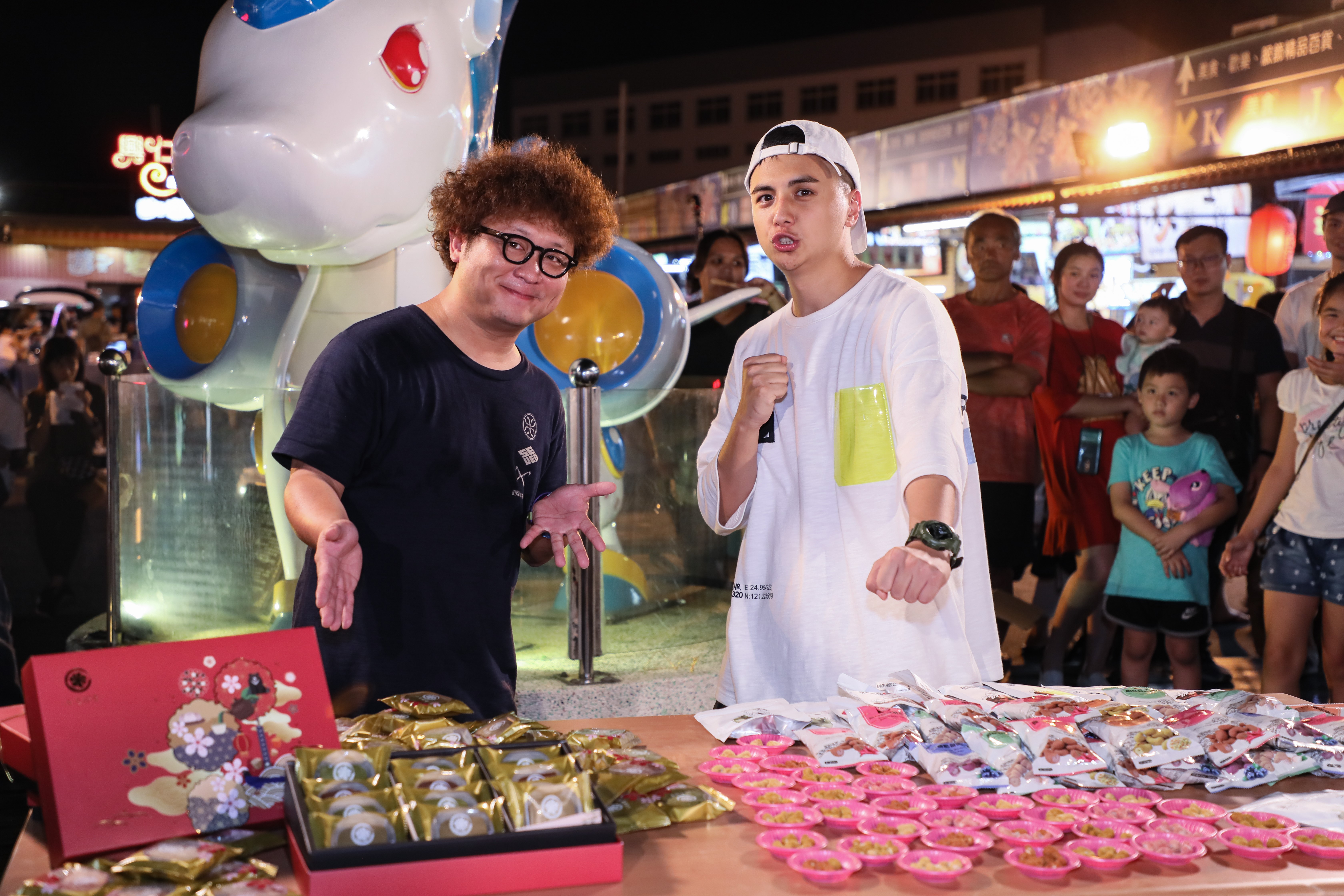 納豆及曾子余在夜市擺攤叫賣。(TVBS提供)