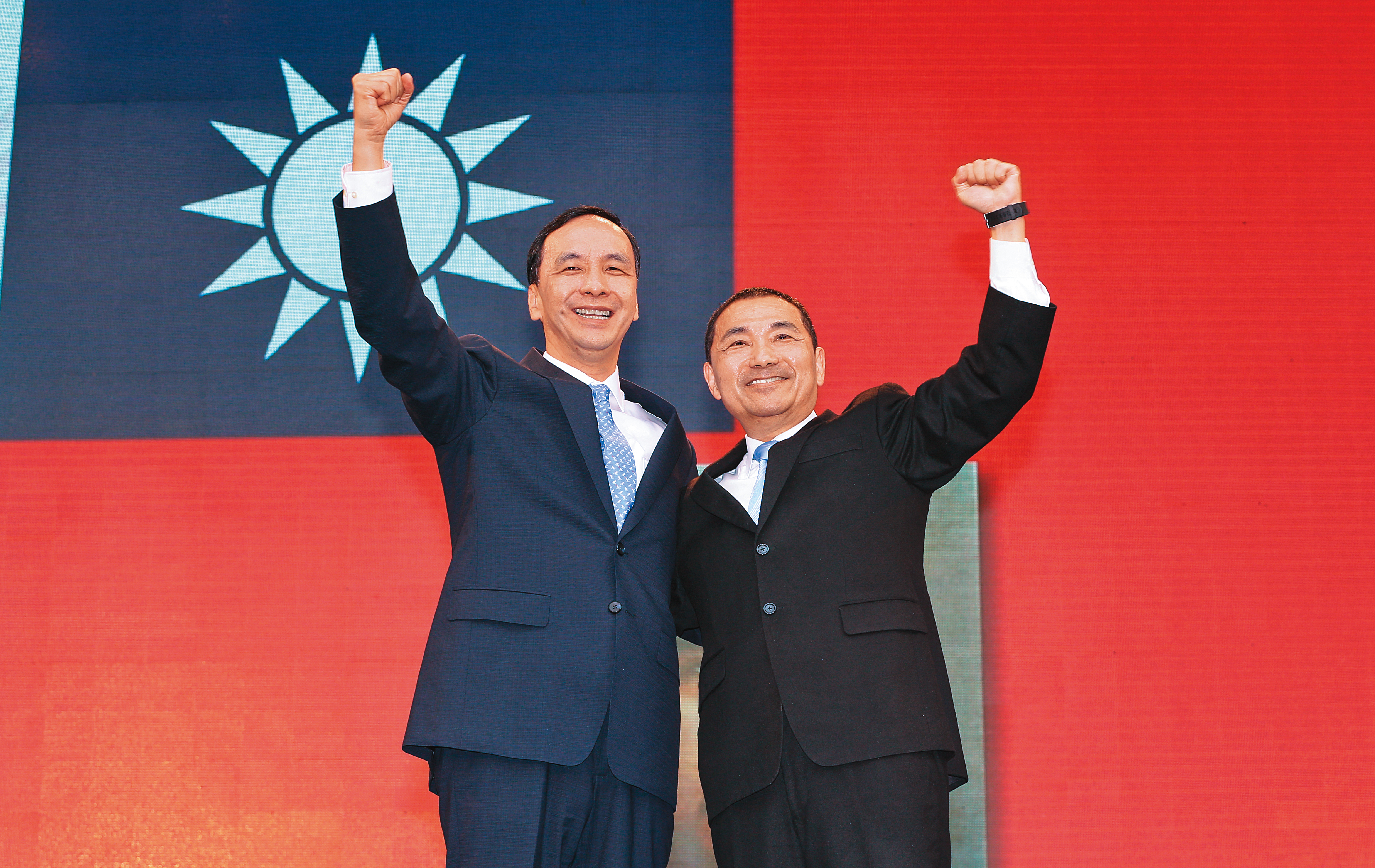 暖身多時的朱立倫（左）確定角逐明年國民黨黨魁大位，不只獲部分青壯派暗挺，藍營最大諸侯侯友宜（右）也與朱密切互動。圖為2018年侯友宜就職市長典禮。