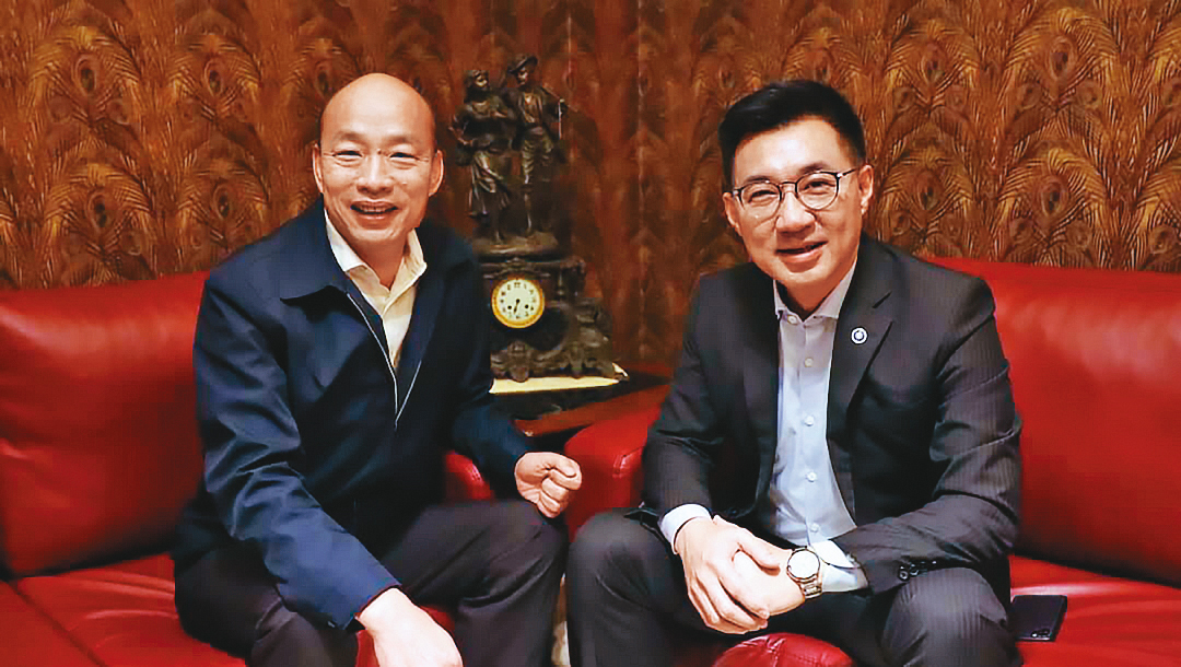 深陷改革泥淖及補選硬仗的江啟臣(右),黨魁威信搖搖欲墜,但近來與韓國瑜(左)關係愈來愈緊密。圖為今年3月2人在高市府首度會面。(國民黨提供)