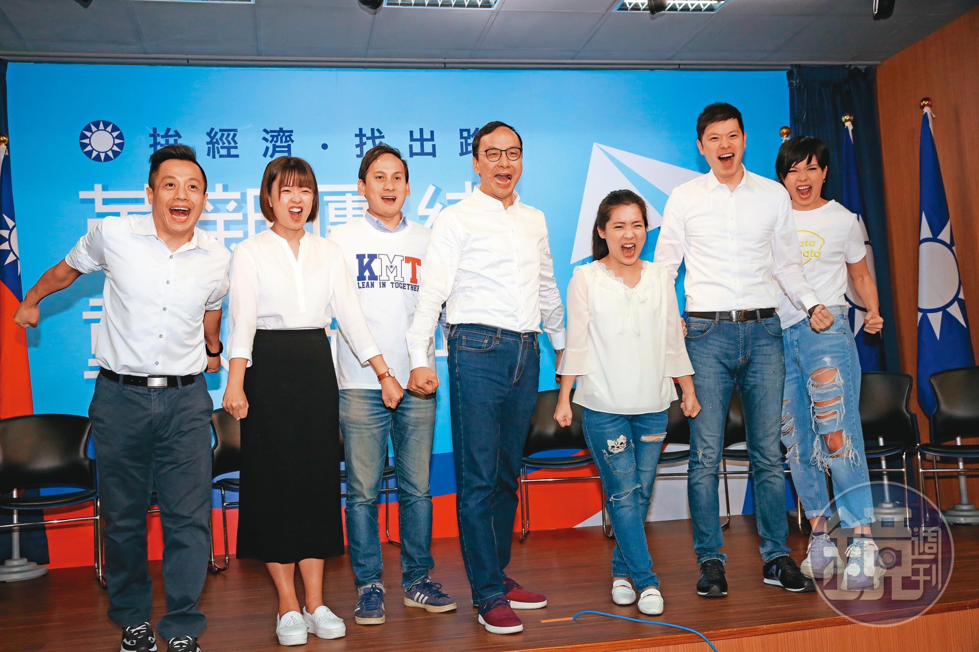 獲不少青壯派民代力挺的朱立倫(中),將復出角逐明年藍黨魁改選。圖為去年12月朱成立新世代戰鬥團。