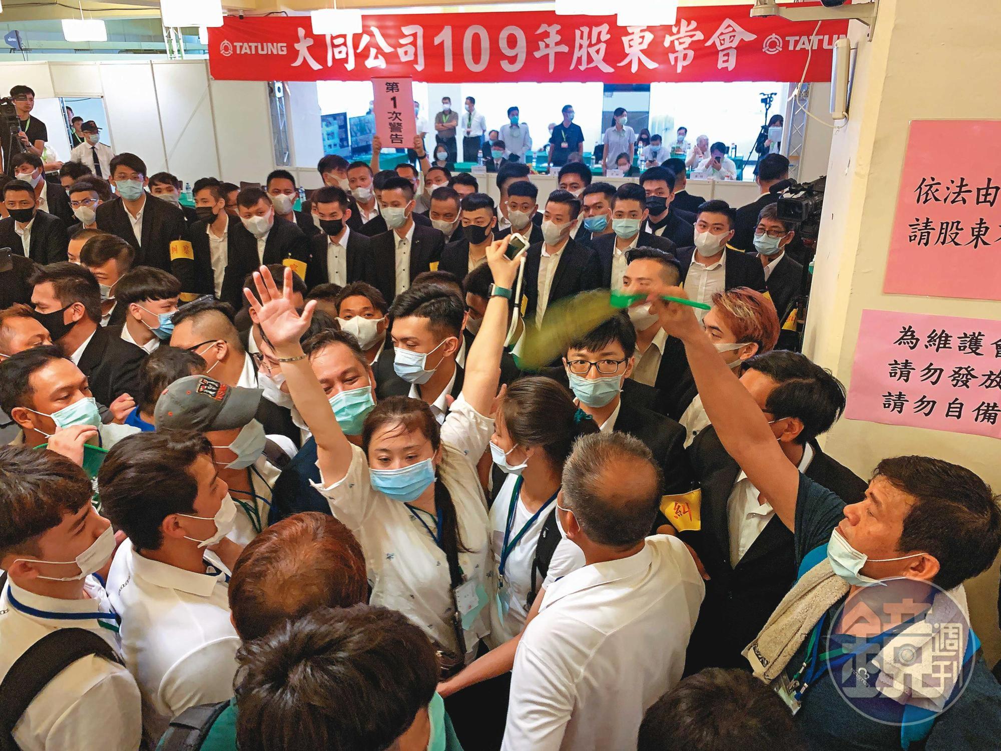 大同近日股東會，市場派與公司派對峙，公司派甚至請出黑衣人盯場。可以預料未來兩派將繼續廝殺，官司訴訟不斷，「沒有最亂、只有更亂」。