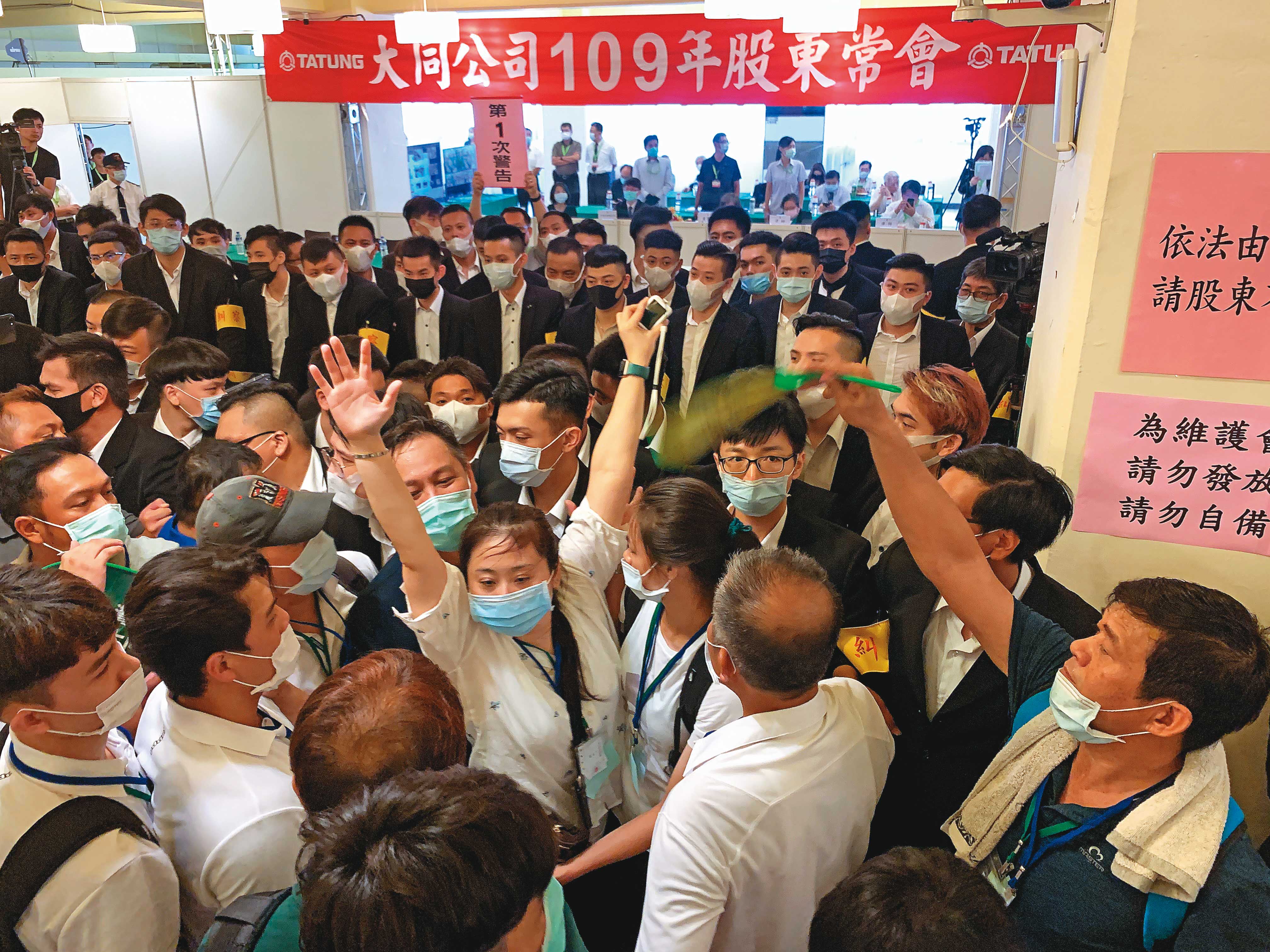 大同近日股東會，市場派與公司派對峙，公司派甚至請出黑衣人盯場。可以預料未來兩派將繼續廝殺，官司訴訟不斷，「沒有最亂、只有更亂」。