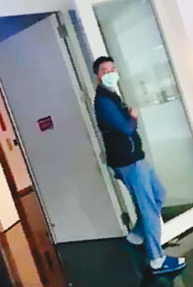 朱康震行事低調，在辦公室門口遇到陌生人，還會遮住背心上的名字。