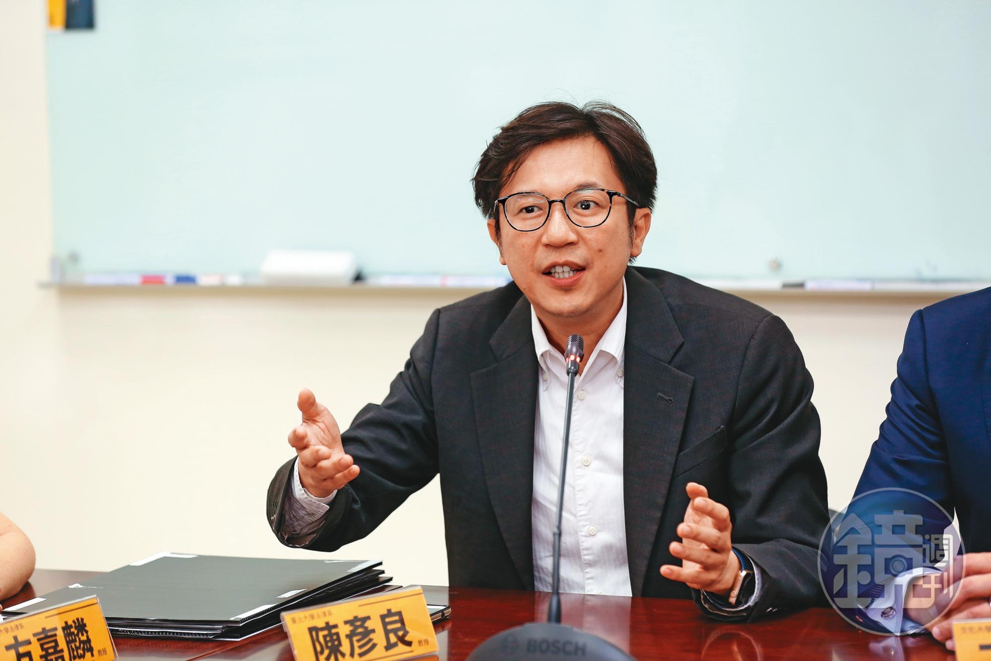 台北大學法律系教授陳彥良痛批:「公司派的做法,就像自己開衙門。」