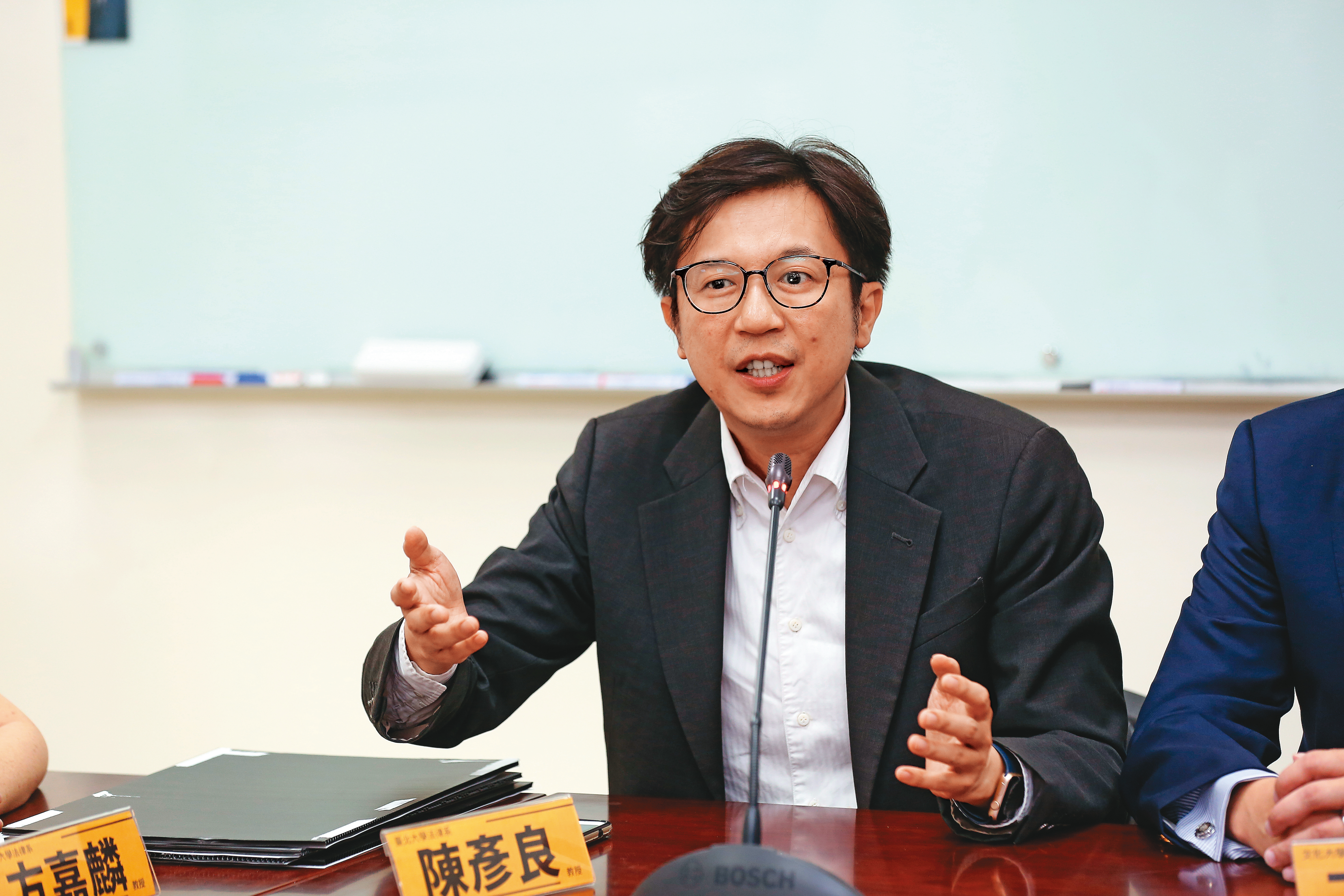 台北大學法律系教授陳彥良痛批:「公司派的做法,就像自己開衙門。」