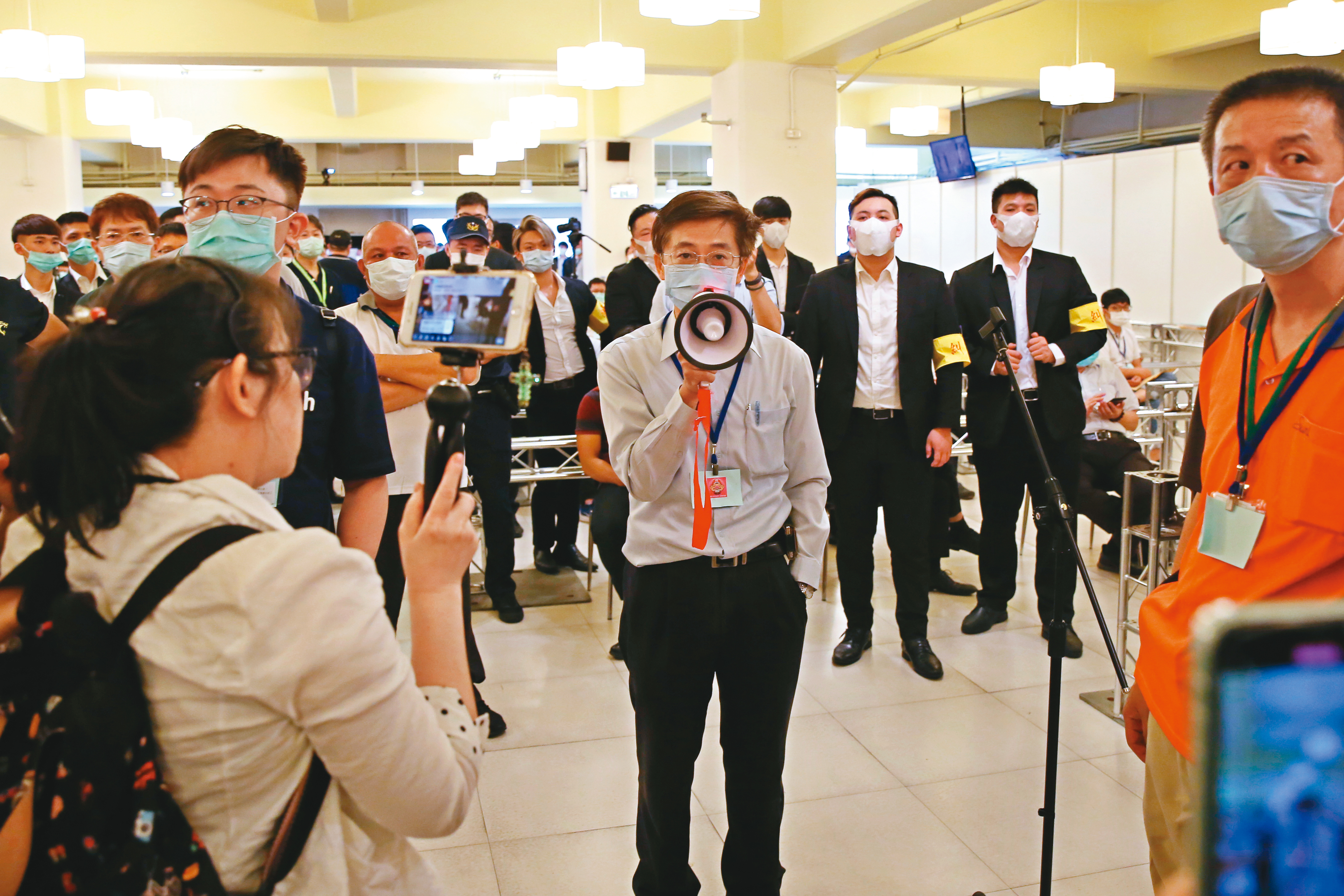 投保中心代表多次在股東會上抗議全被無視，上台發言還被消音。