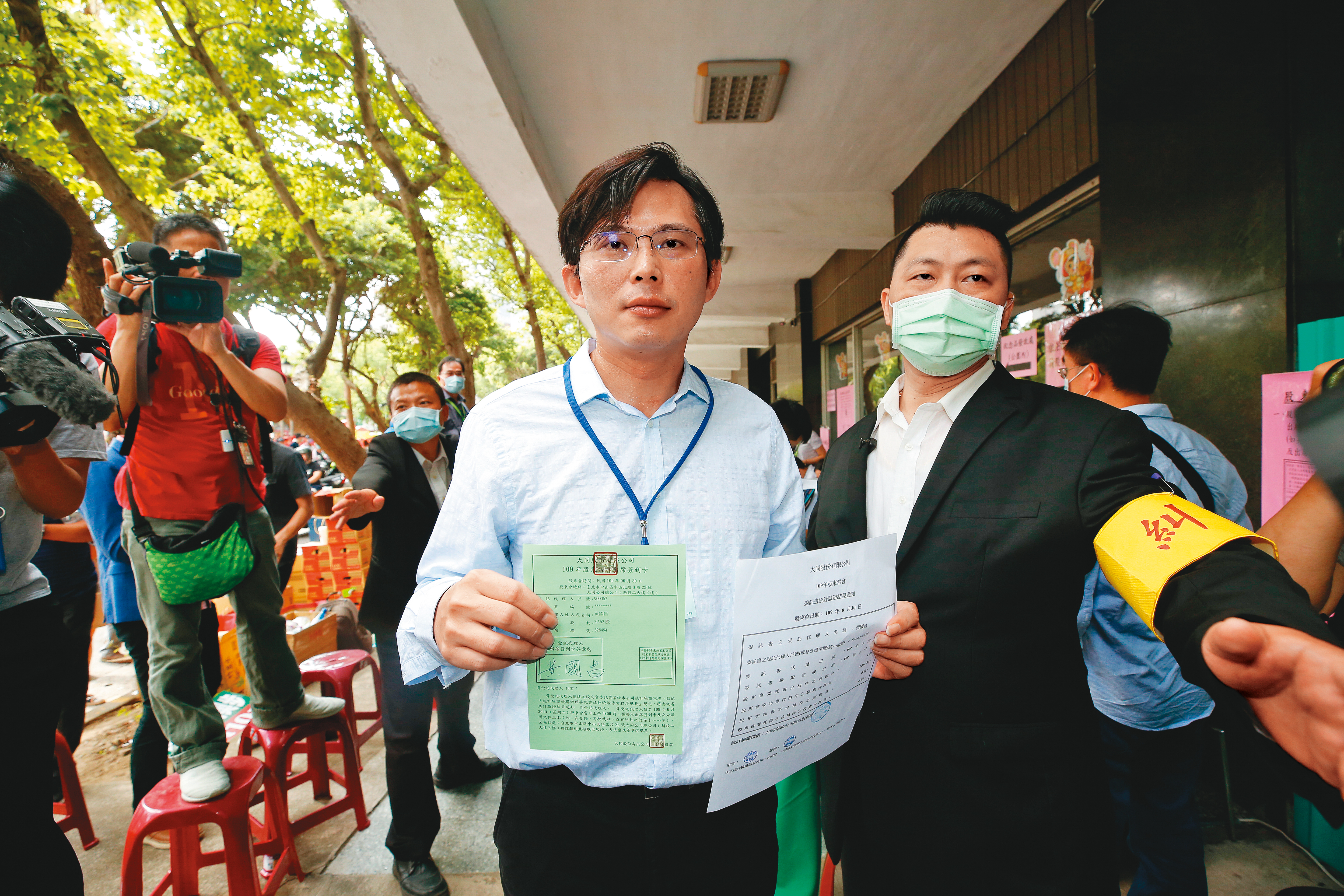 看到大同股東會亂象,黃國昌(左)不禁說出重話:「真是丟光台灣資本市場的臉。」