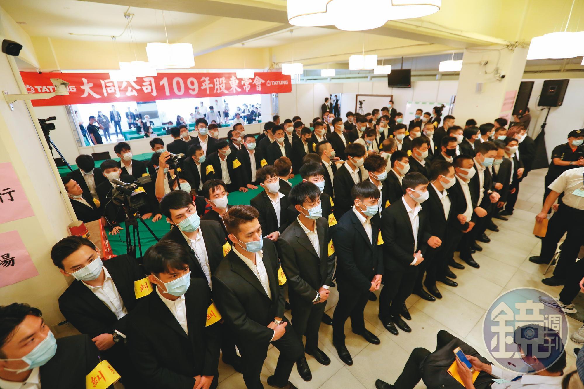 大同公司派找來大批保全人員組成人牆,現場幾乎看不到主席台。