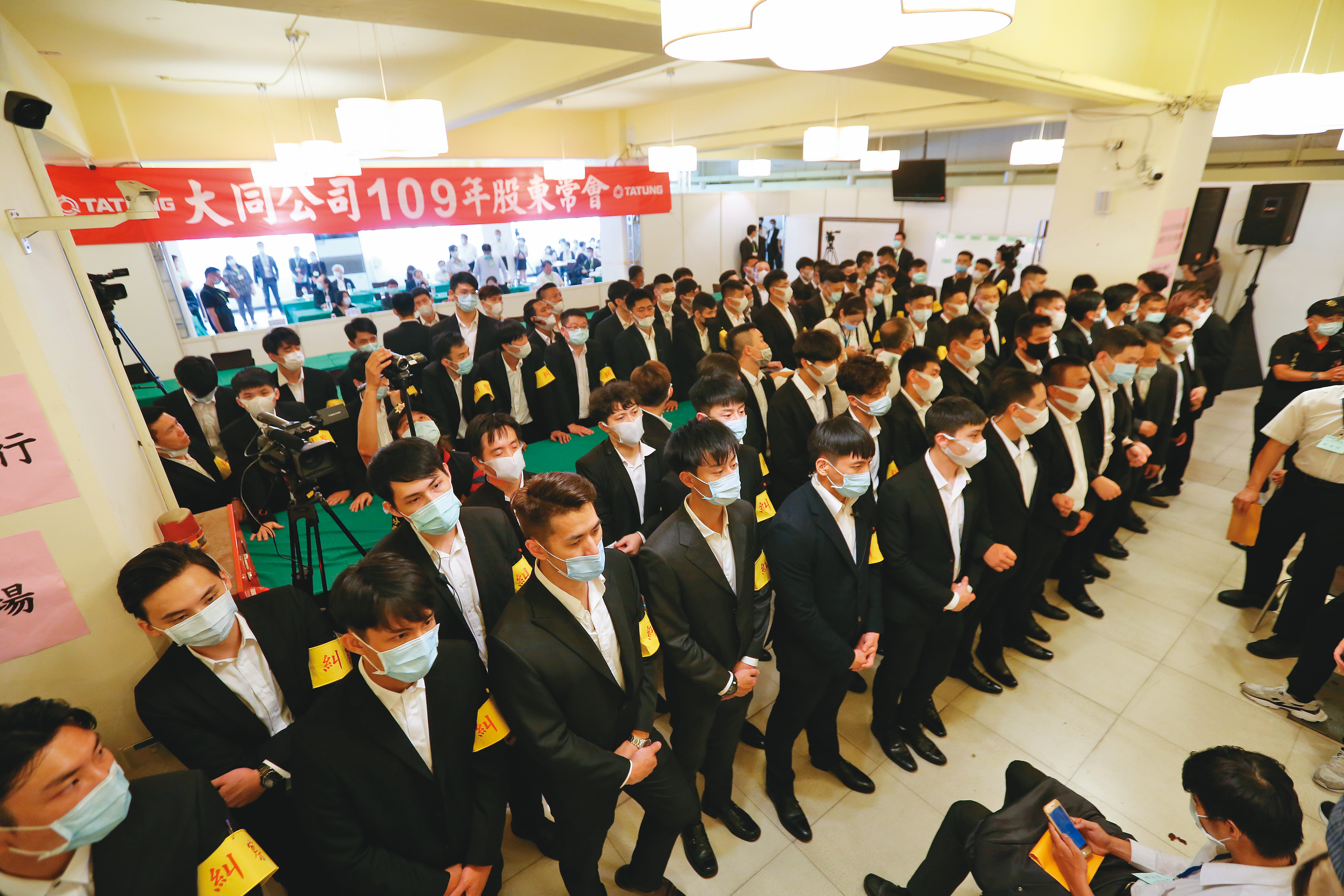 大同公司派找來大批保全人員組成人牆,現場幾乎看不到主席台。