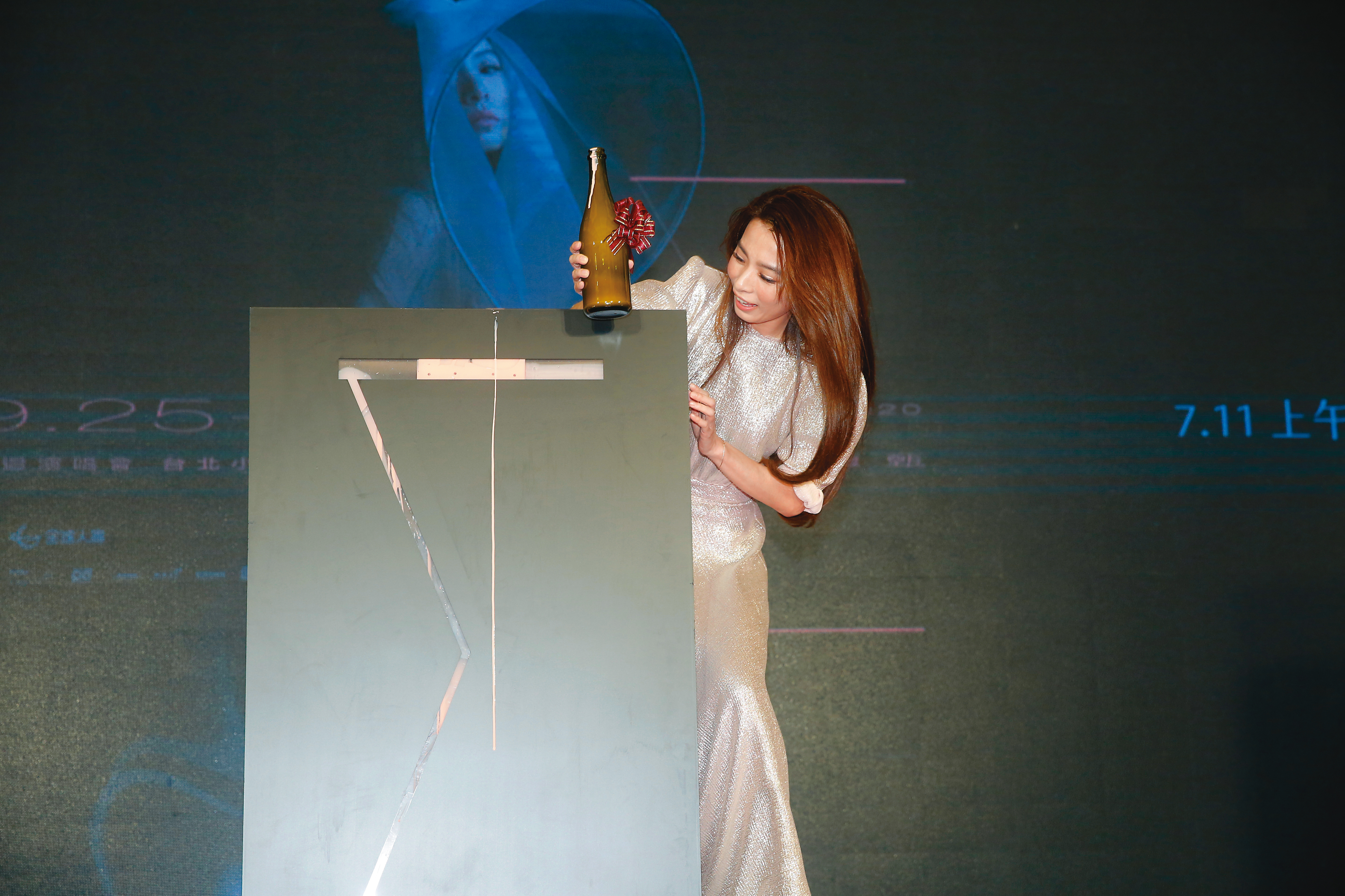 田馥甄升格「擋主席」，自製主席台，宣布舉辦演唱會凝聚Hebe黨共識。