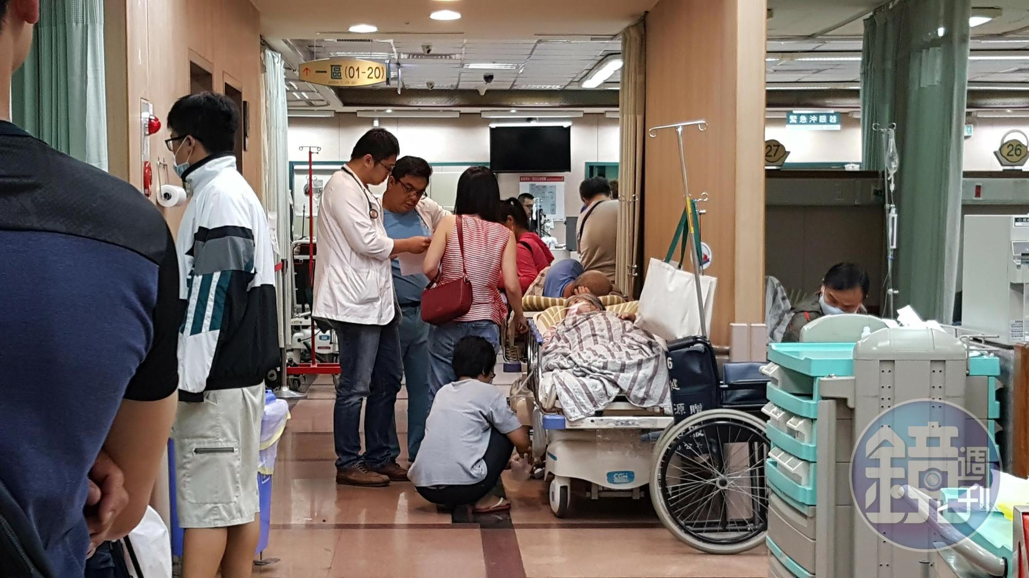急診科醫師與衛福部疾管署皆提醒民眾,勤洗手、戴口罩等防疫措施不可懈怠;急診室示意圖,與當事人無關。(本刊資料照)