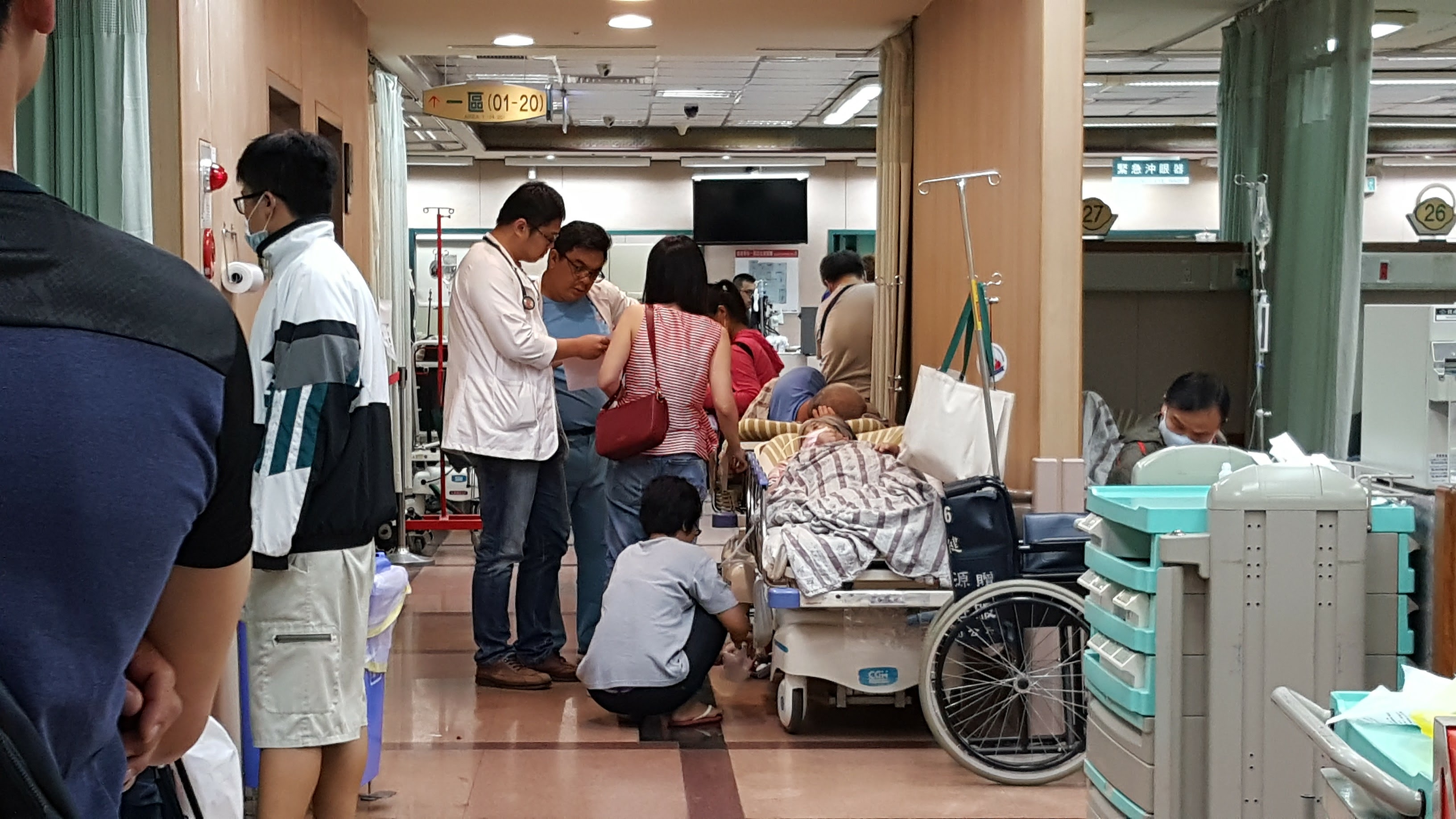 急診科醫師與衛福部疾管署皆提醒民眾，勤洗手、戴口罩等防疫措施不可懈怠；急診室示意圖，與當事人無關。（本刊資料照）