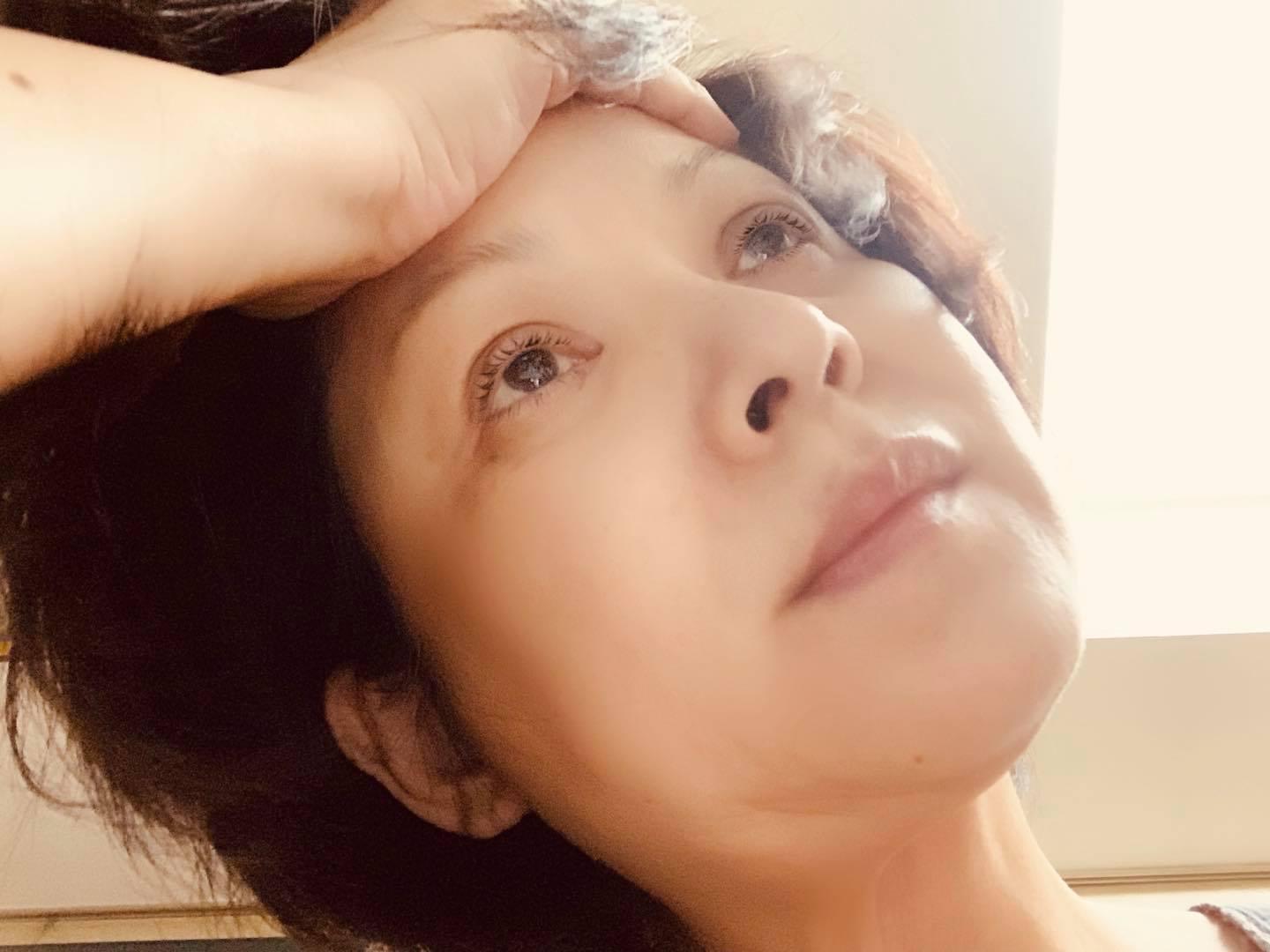 楊貴媚在臉書貼出她因暈眩只能躺在床上望天花板的照片,透露自己暈眩多日,暈到「懷疑自己第2天會醒不來」。(翻攝自楊貴媚臉書)