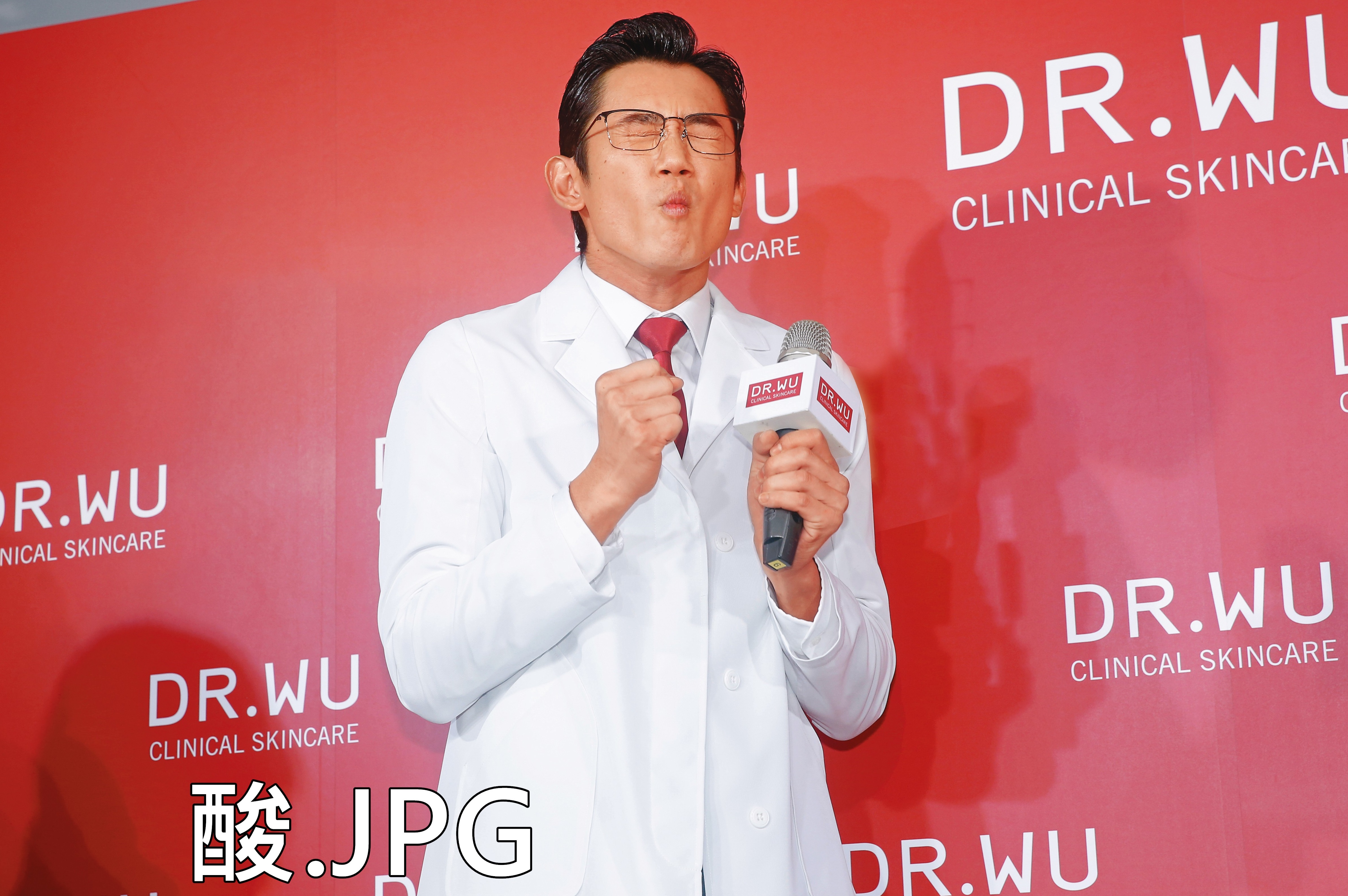 「酸民」該長怎樣？吳慷仁親推表情包。（笑翻）