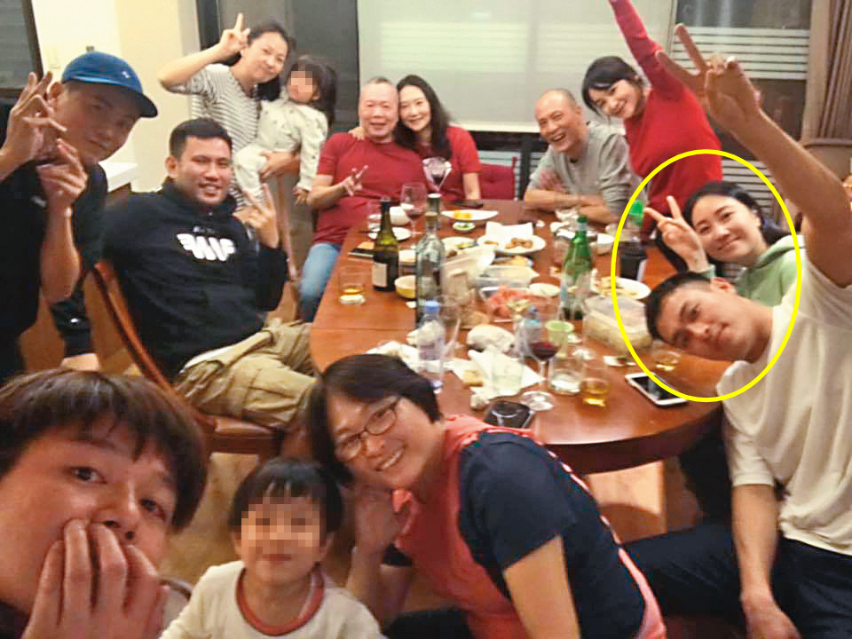 Melinda(黃圈後)早就被楊家人視為一分子,逢年過節聚會常見到楊祐寧(黃圈前)帶她出席家庭聚會。(翻攝自林美麗臉書)★鏡週刊關心您:未滿18歲禁止飲酒,飲酒過量害人害己,酒後不開車,安全有保障。