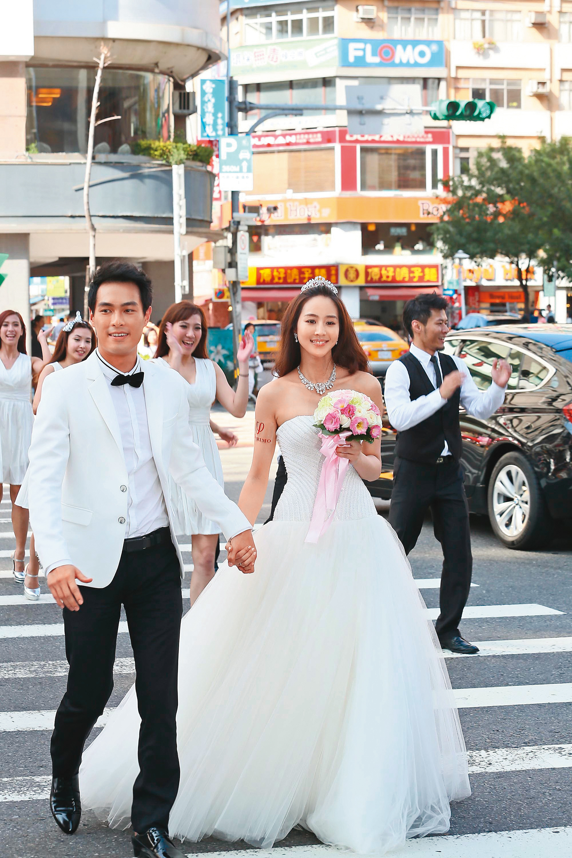楊祐寧(左)與張鈞甯(右)曾經穿上結婚禮服為婚戒代言,如今楊祐寧準備成家了,而張鈞甯還在找另一半。(東方IC)