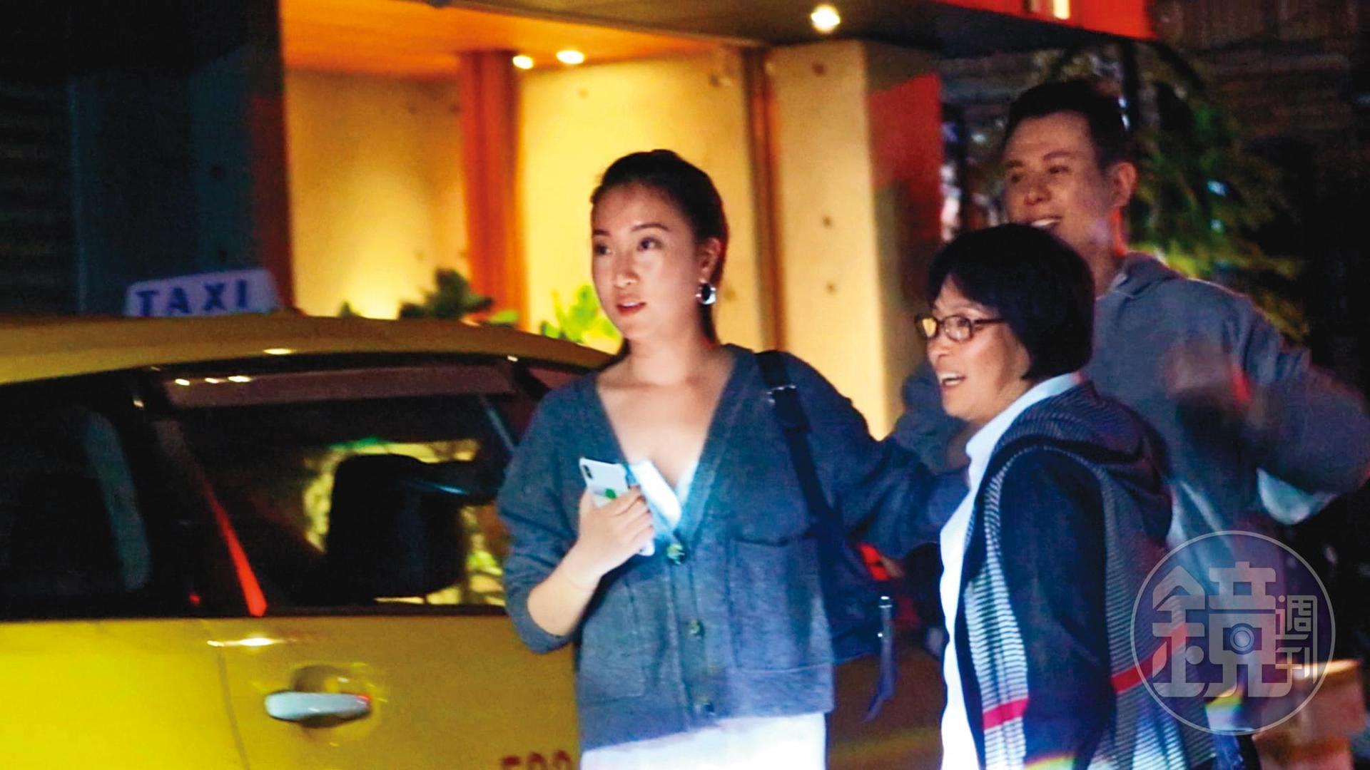 刊去年直擊Melinda（左）與楊媽媽（中）手勾手吃壽司，準婆媳倆的感情超好。
