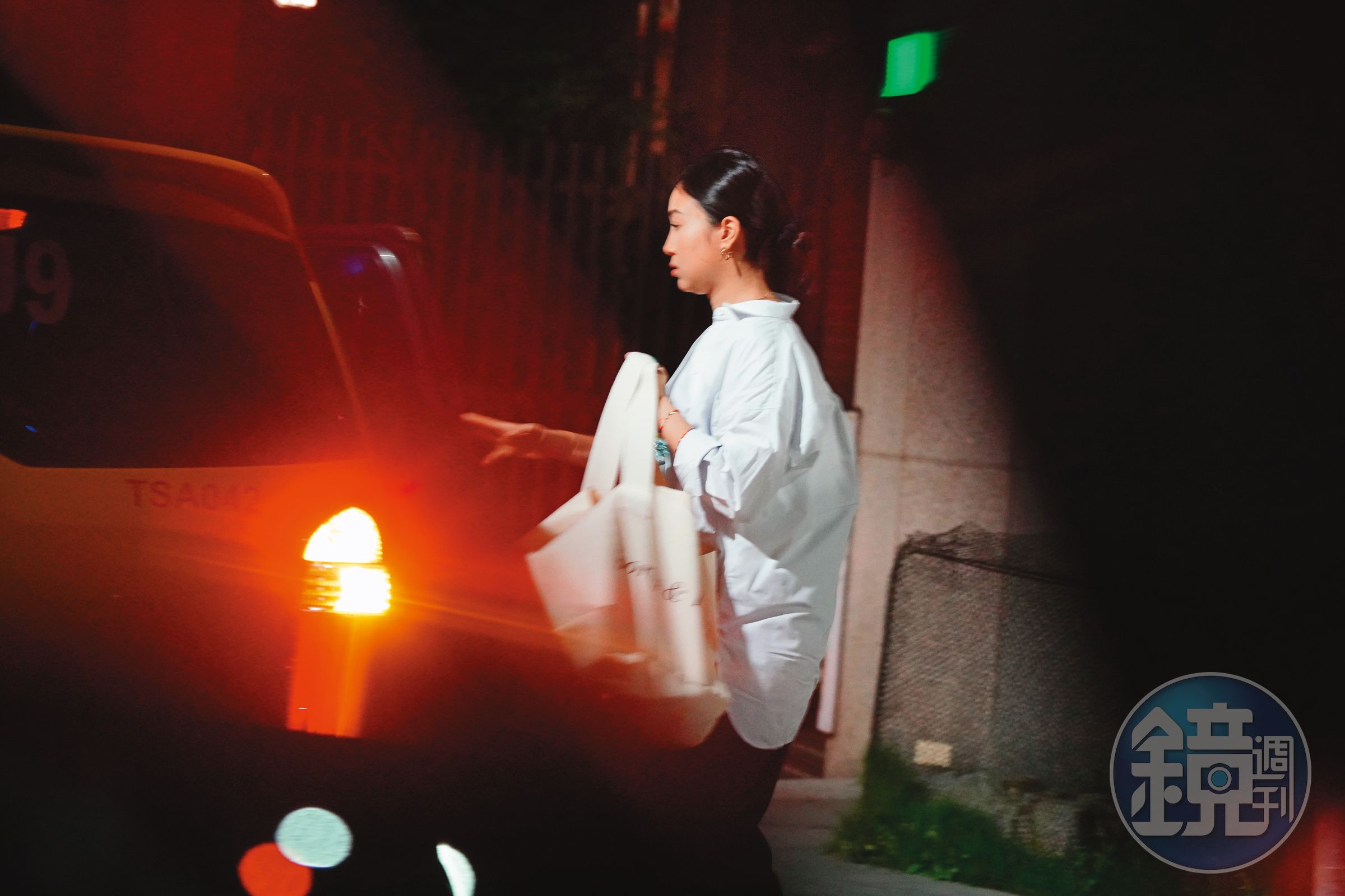 6/30 22：23楊祐寧在上海拍戲，已懷孕的未婚妻Melinda工作到深夜10點半才獨自返家。