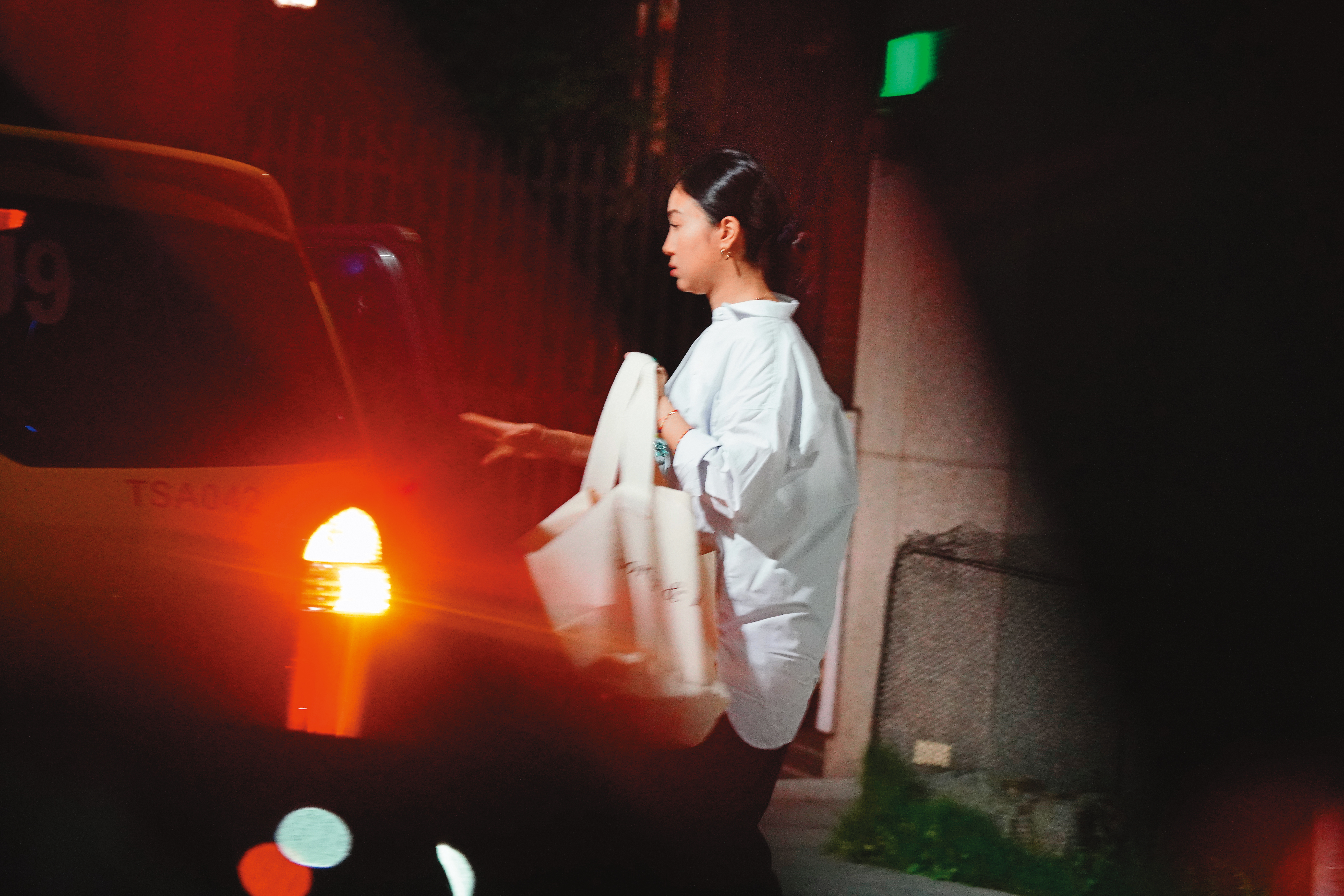 6/30 22：23 楊祐寧在上海拍戲，已懷孕的未婚妻Melinda工作到深夜10點半才獨自返家。