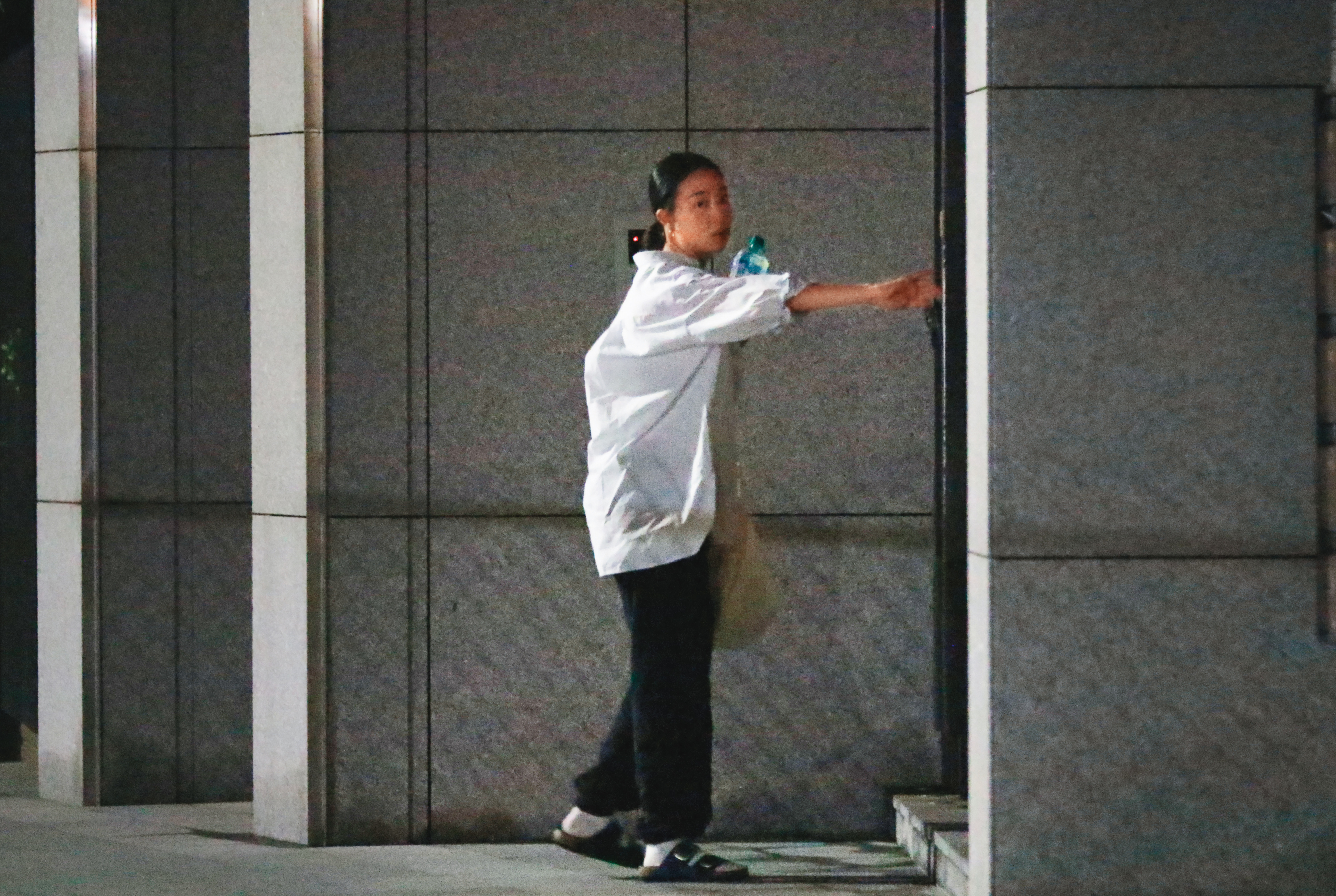 6/30 22：24 穿著寬鬆衣服的Melinda很快地就閃進家門，側面看來孕肚還不是很明顯。